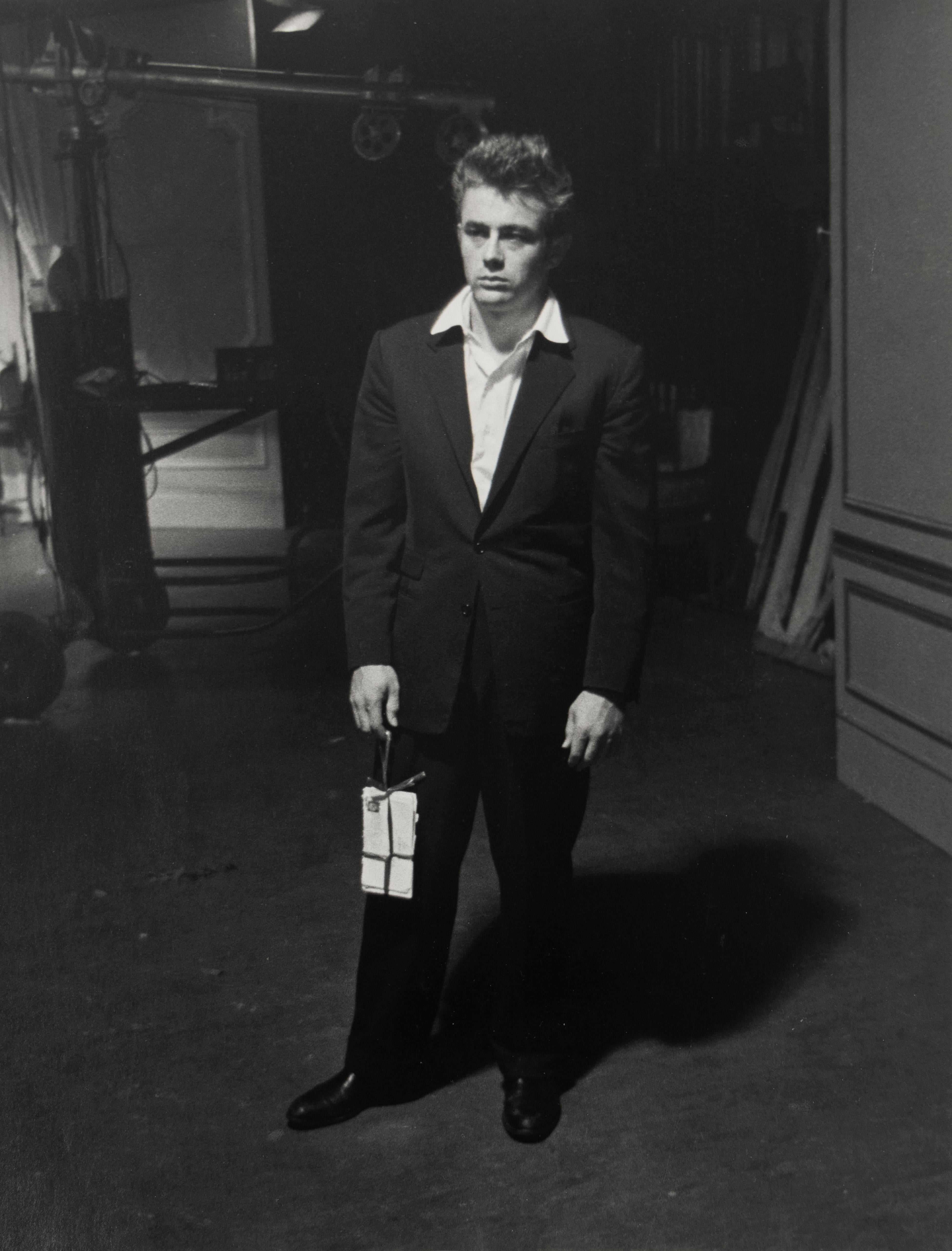 Fotografía en blanco y negro de James Dean de pie en los Estudios ABC en 1954, tomada por Roy Schatt. 

Detalles de la obra:

Roy Schatt (1909-2002)
James Dean en los Estudios ABC
1954/impreso posteriormente

Firmado a tinta, verso; También sello