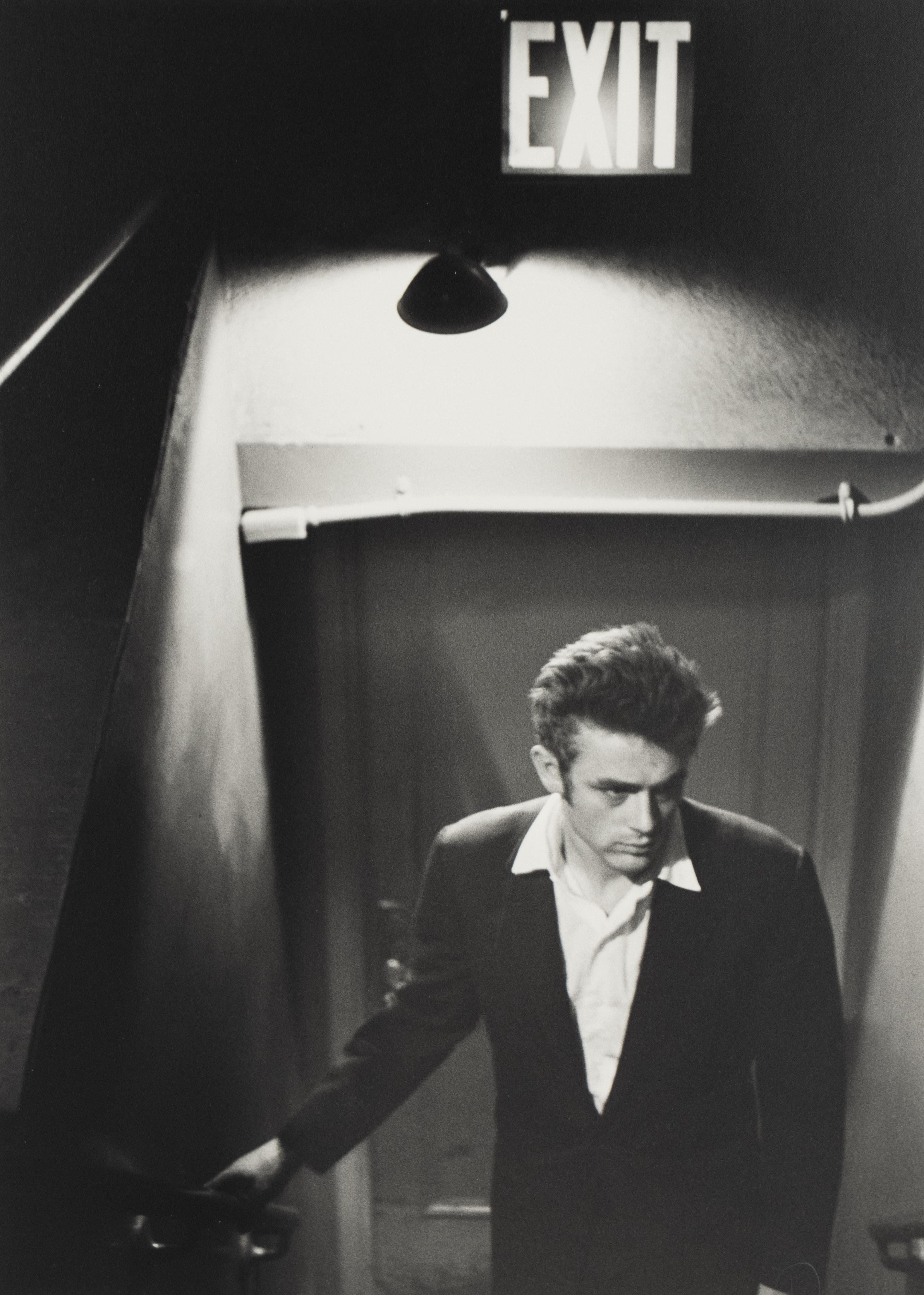 James Dean bajo la señal de salida - fotografía en blanco y negro de Roy Schatt en venta 1