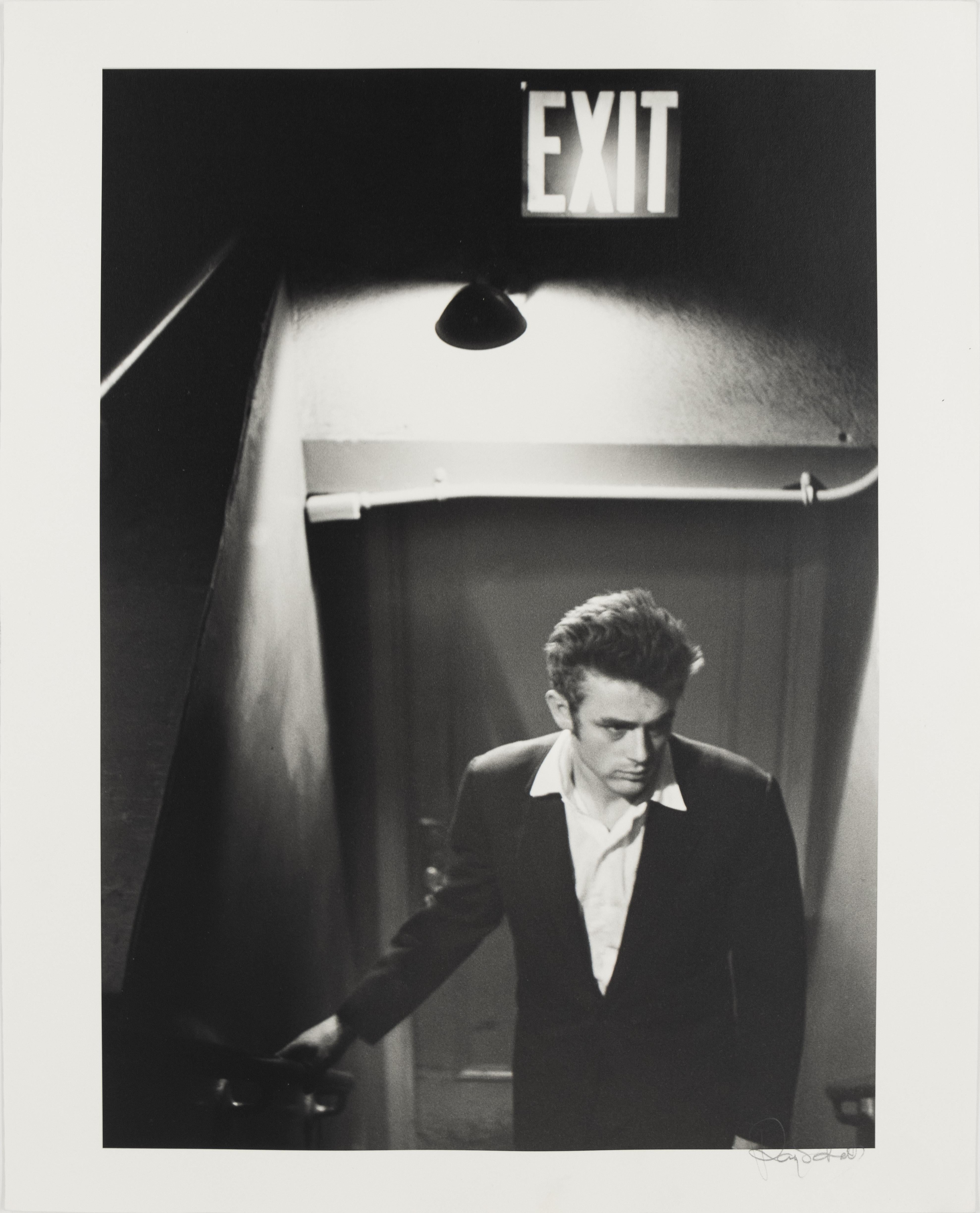 James Dean bajo la señal de salida - fotografía en blanco y negro de Roy Schatt en venta 2