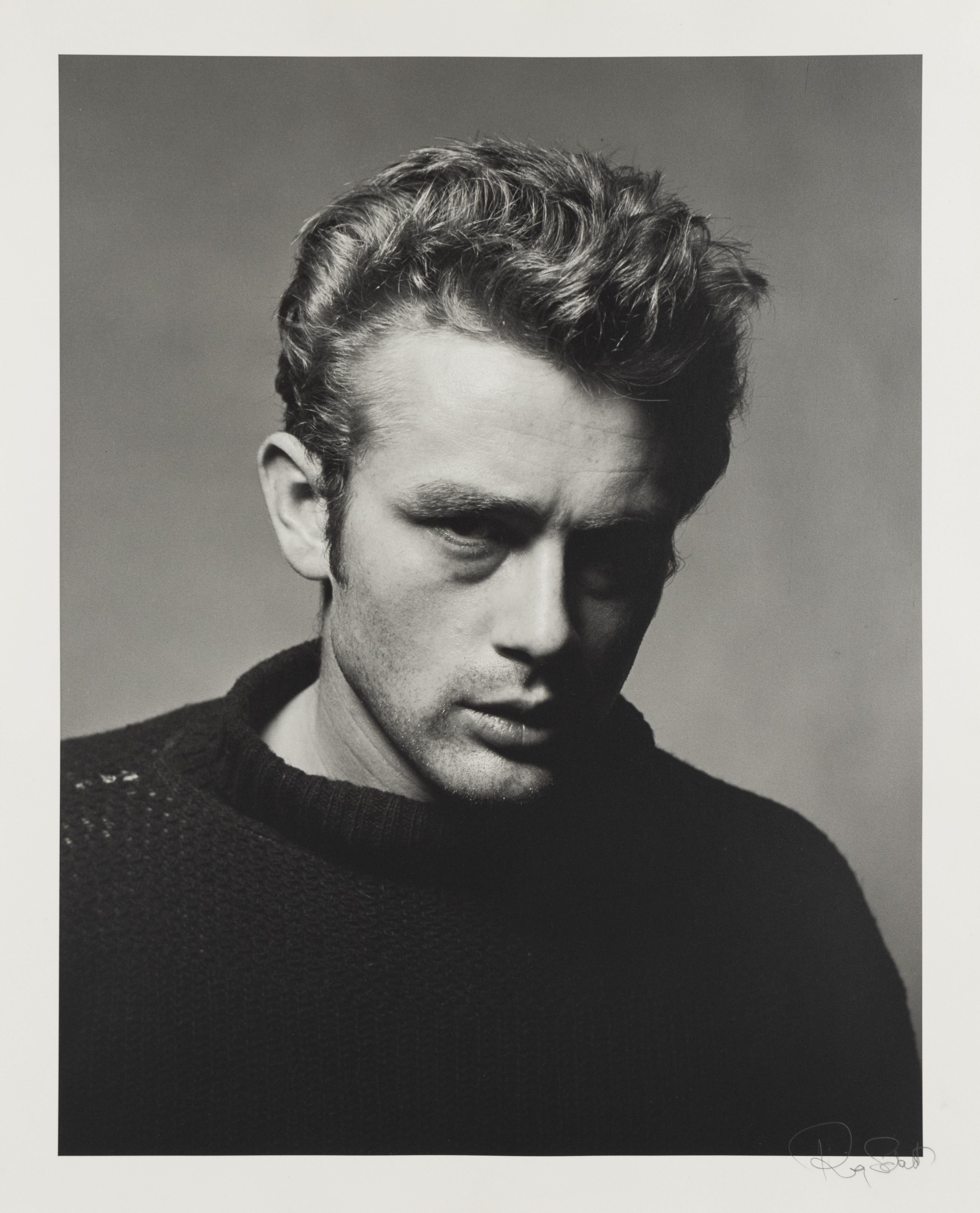 James Dean mirando hacia abajo - fotografía en blanco y negro de Roy Schatt en venta 2