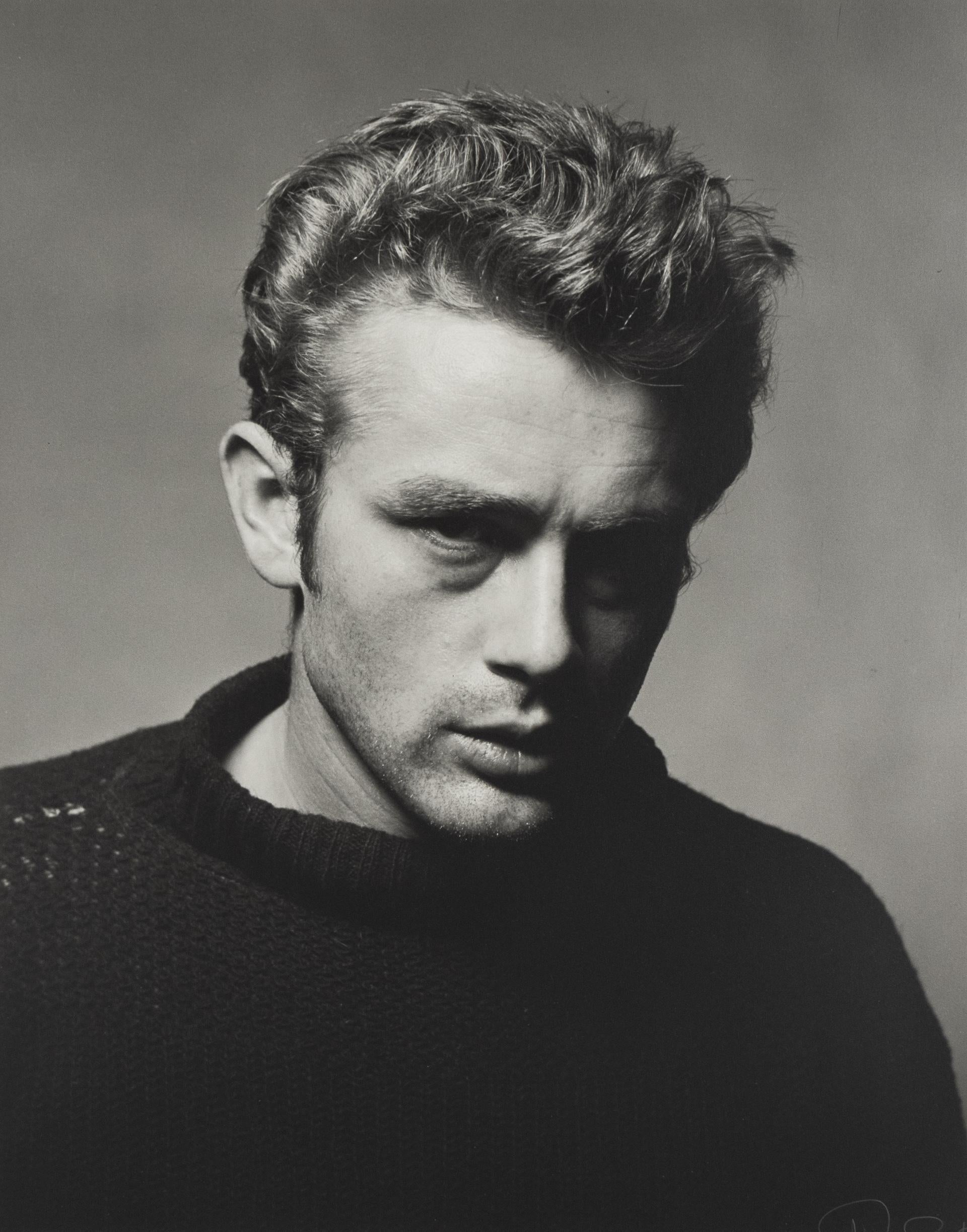 James Dean mirando hacia abajo - fotografía en blanco y negro de Roy Schatt en venta 3