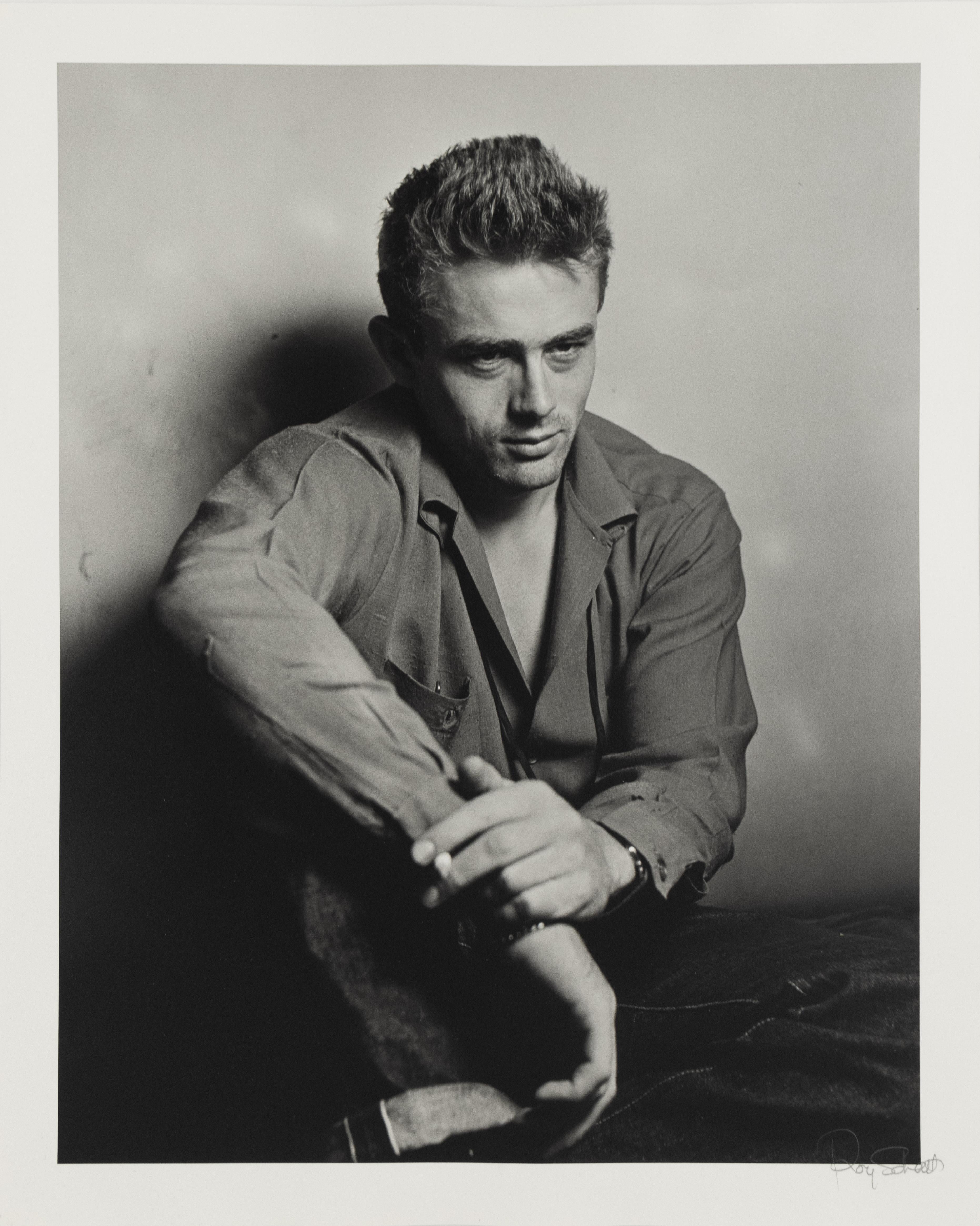James Dean beim Rauchen - Schwarz-Weiß-Foto von Roy Schatt im Angebot 2