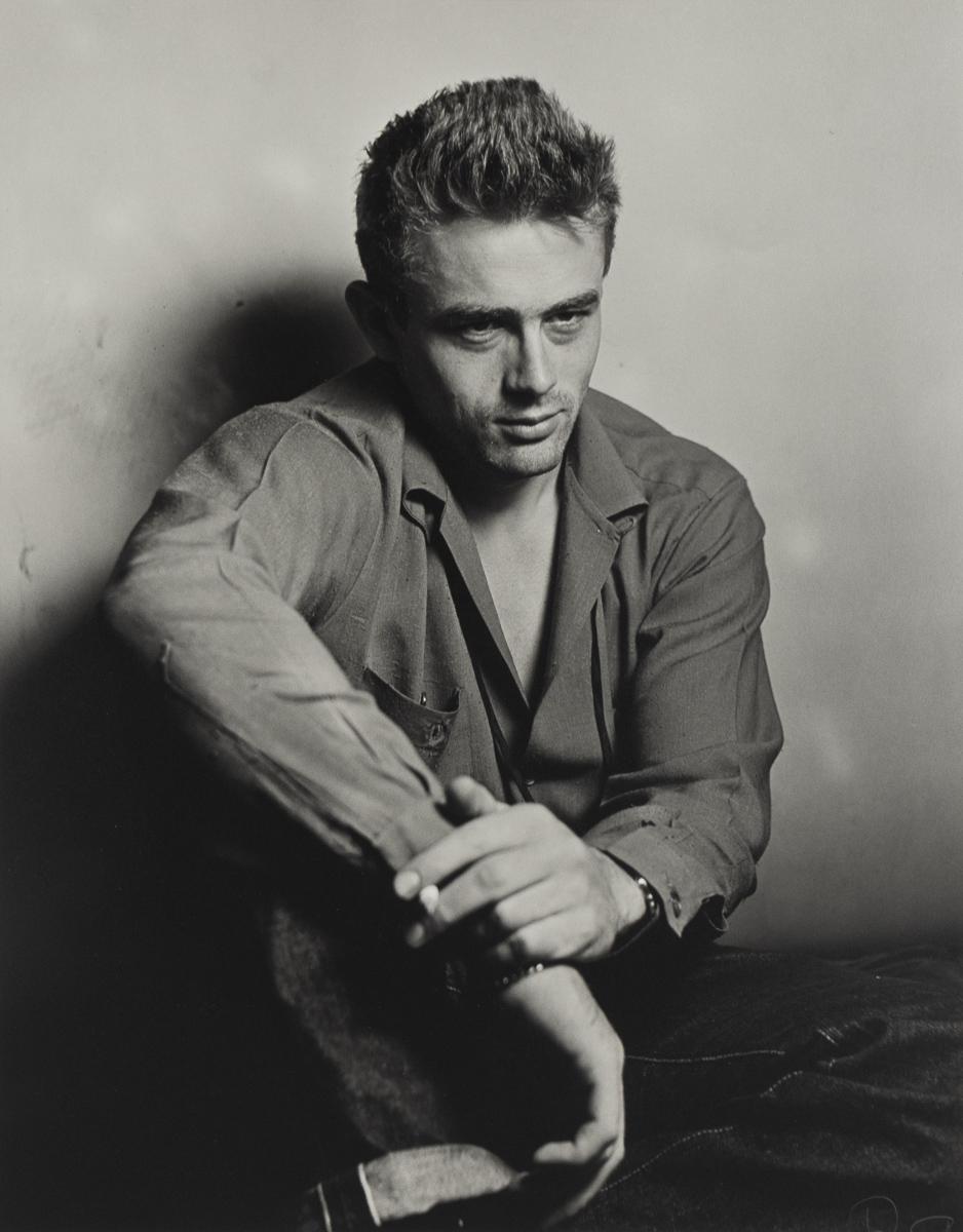 James Dean beim Rauchen - Schwarz-Weiß-Foto von Roy Schatt im Angebot 3