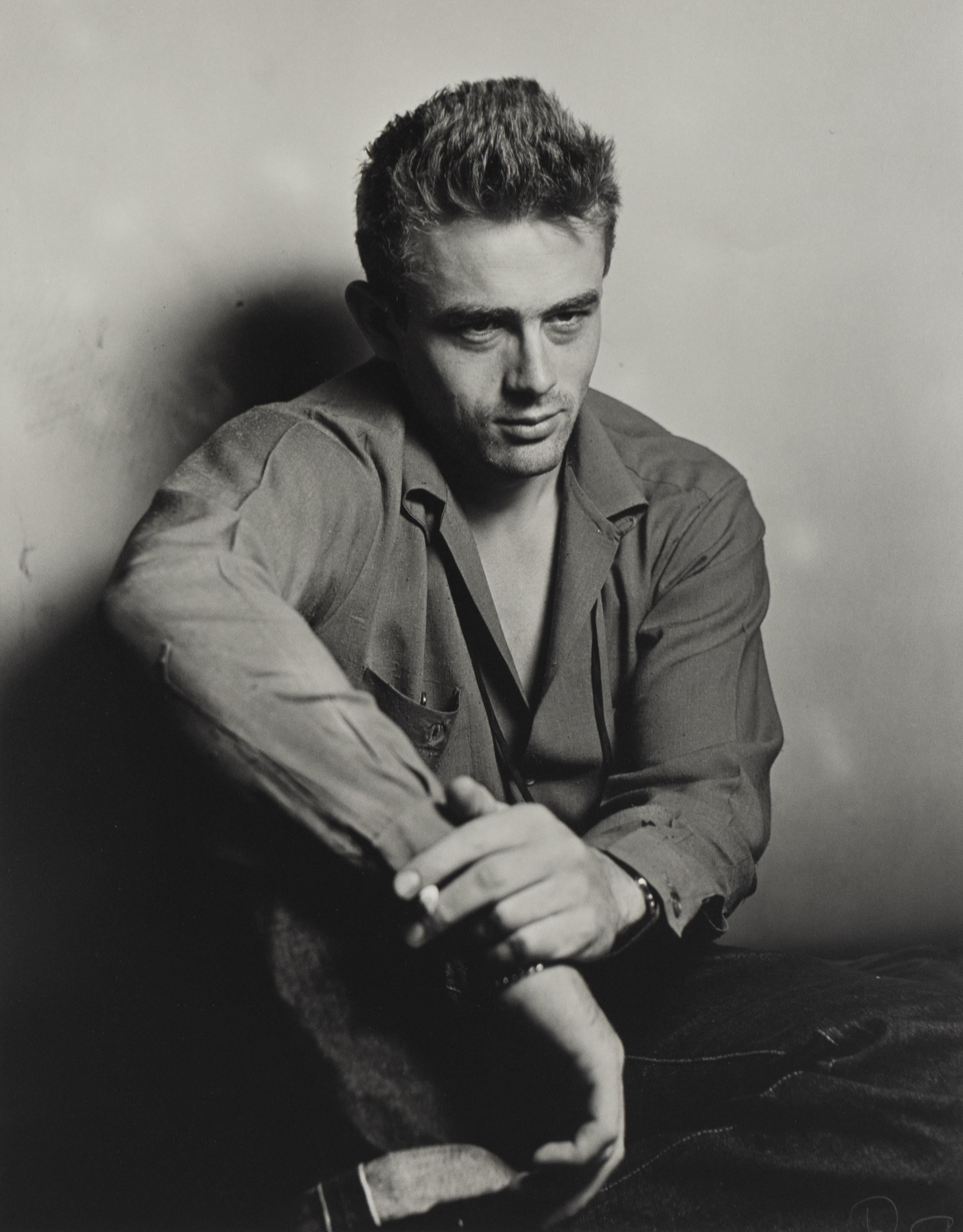 James Dean beim Rauchen - Schwarz-Weiß-Foto von Roy Schatt

Details zum Kunstwerk:

Roy Schatt (1909-2002)
James Deans Rauchen
1954/später gedruckt

Signiert mit Bleistift, l.r.

Gelatinesilberdruck

20 x 16 Zoll, Blatt
18 x 14 Zoll, Bild

Roy