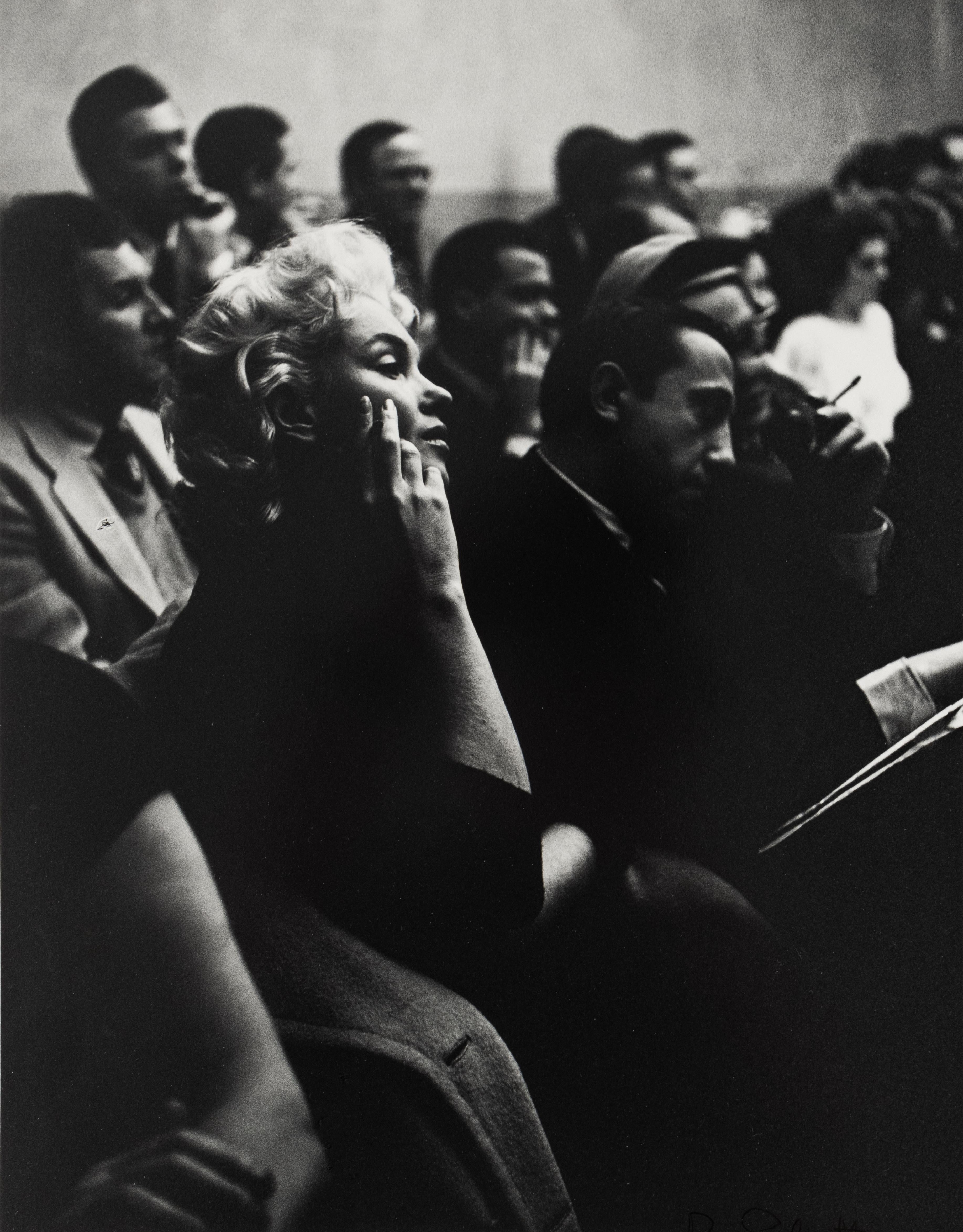 Marilyn Monroe im Actor's Studio - Schwarz-Weiß-Foto von Roy Schatt

Details zum Kunstwerk:

Roy Schatt (1909-2002)
Marilyn Monroe im Actor's Studio
1955/später gedruckt

Signiert in Tinte, l.r.; verso auch Atelierstempel in violetter