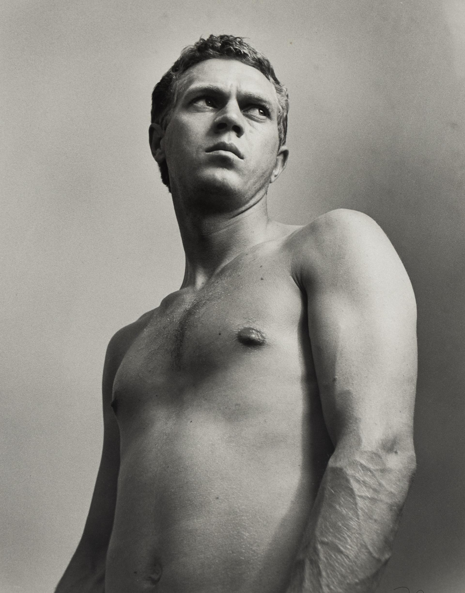 Steve McQueen ohne Hemd – Photograph von Roy Schatt