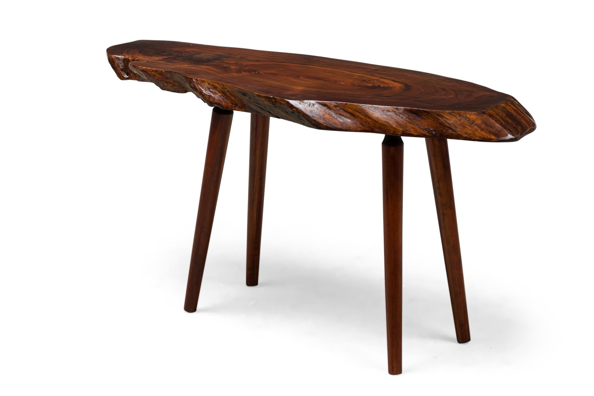 Rustikaler amerikanischer Mid-Century-Stil Niedriger Cocktail-/Kaffeetisch mit einer Platte mit freier Kante und 4 runden Beinen (Studio Craft-ROY SHELDON)