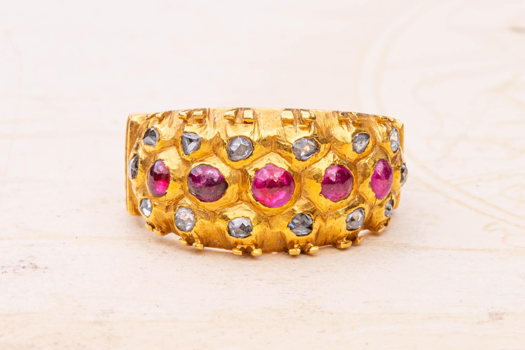 Questo splendido anello con rubini e diamanti è stato realizzato in oro ad alta caratura dagli orafi della corte reale del Siam nel XIX secolo.

È un ottimo esempio dei sontuosi ornamenti indossati dai partecipanti alle cerimonie reali e