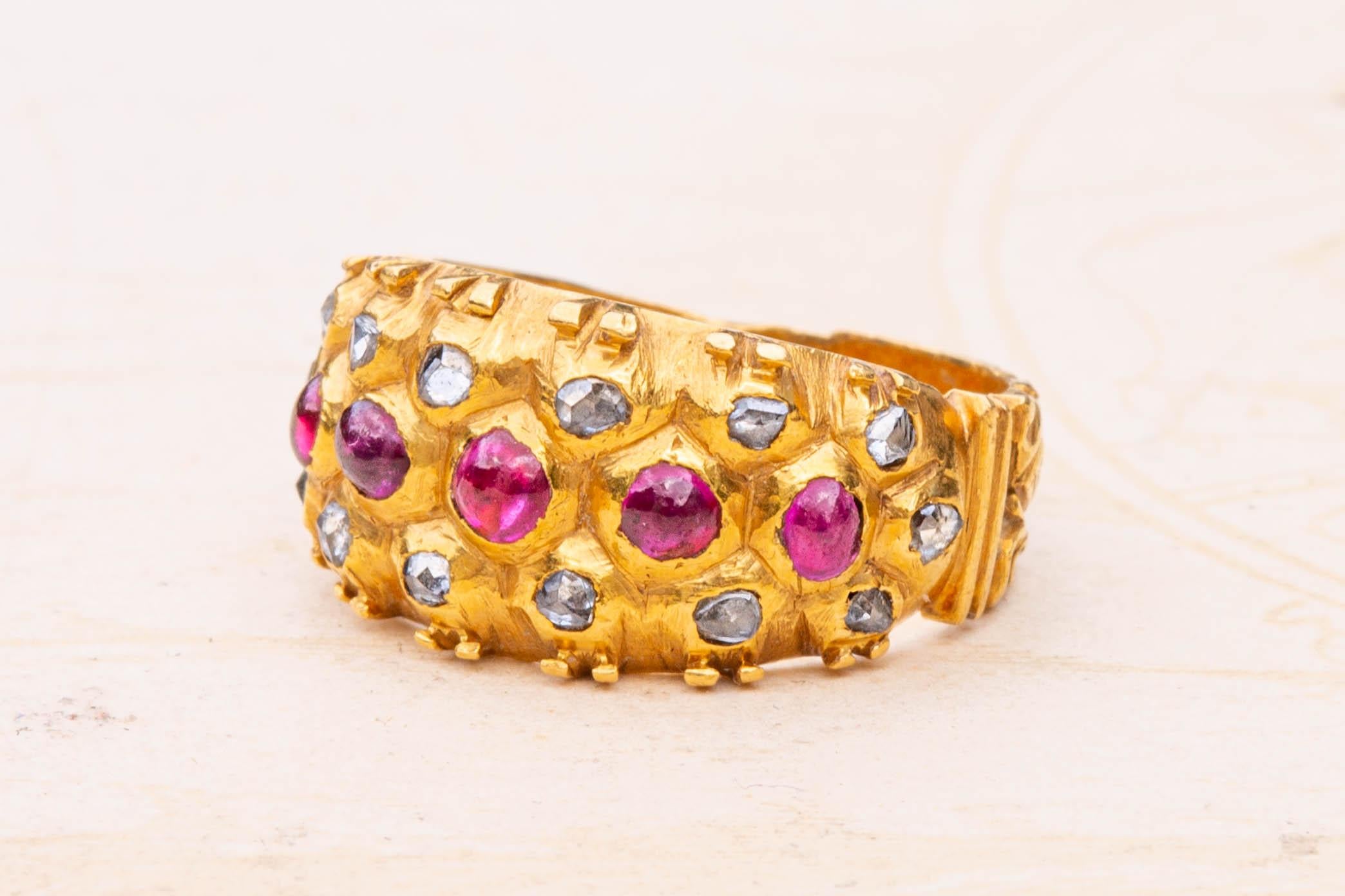 Cabochon Anello con diamanti e rubini The Royal Diamond del XIX secolo in vendita