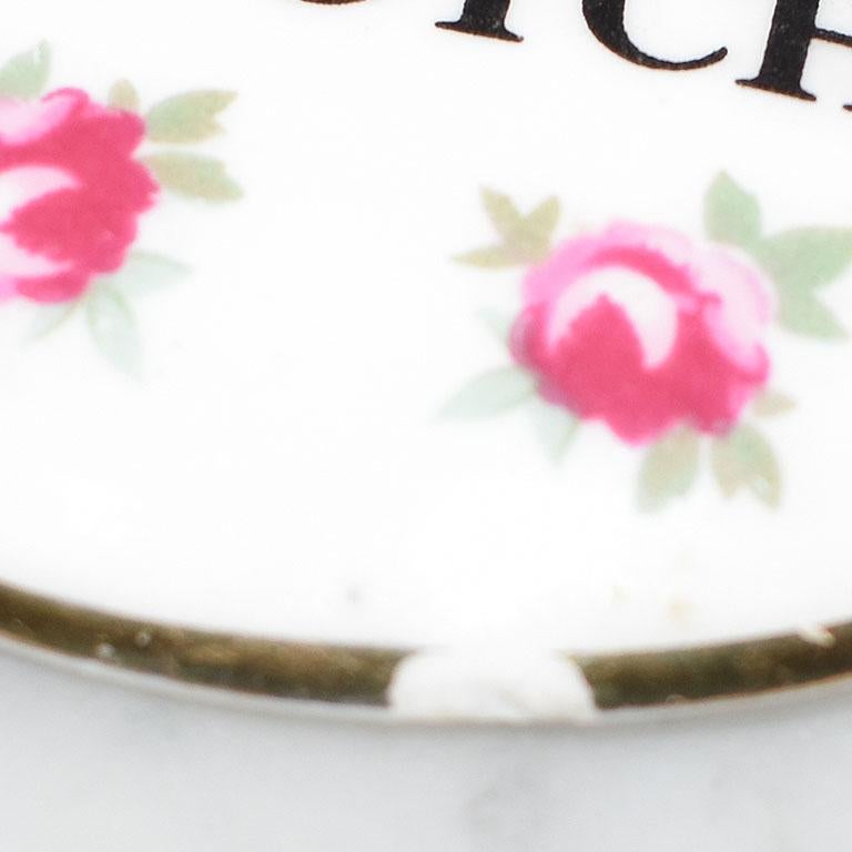 Royal Adderley Knochenporzellan Keramik Floral Scotch Dekanter Tag mit Metallkette mit Dekanterkette (Frühviktorianisch) im Angebot