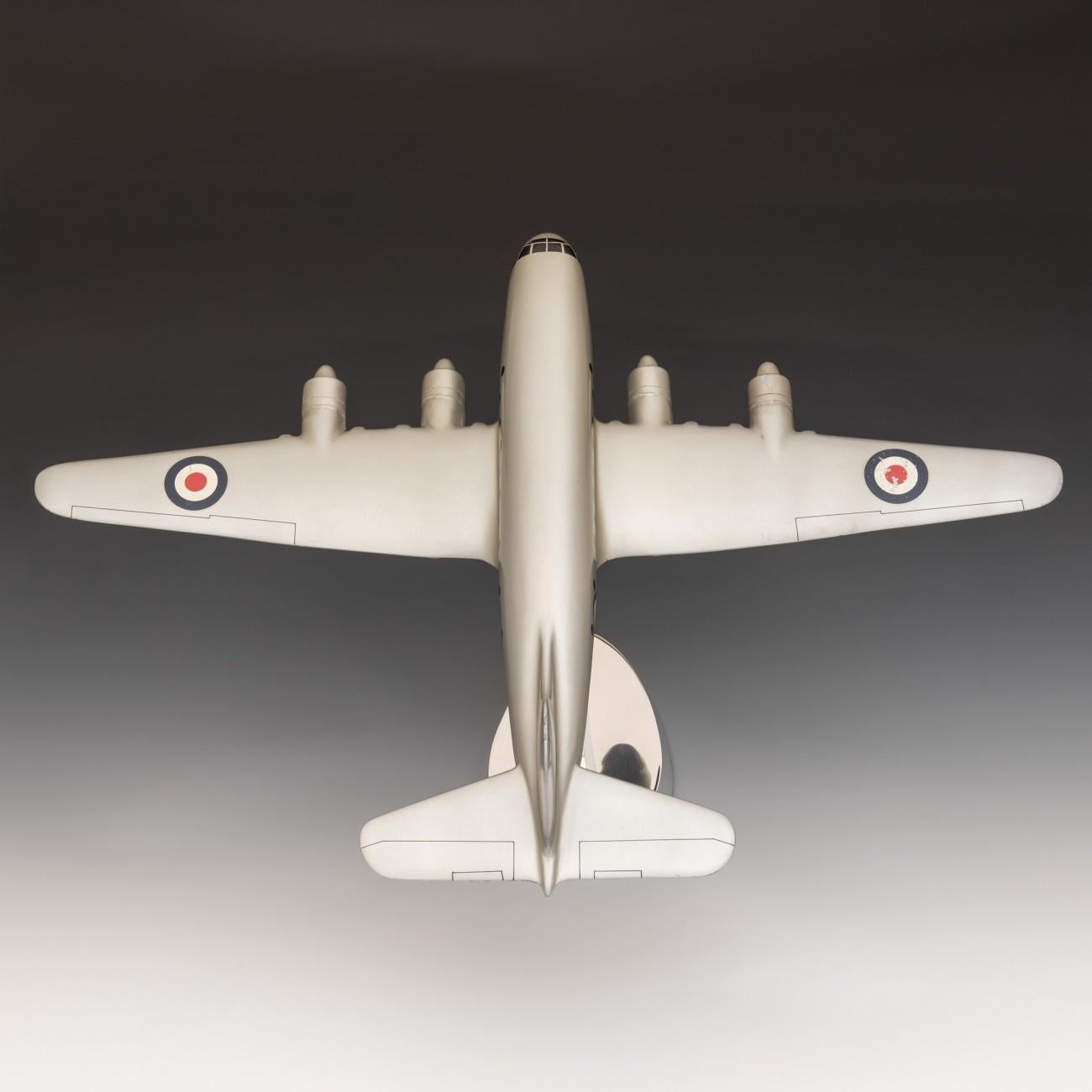 Magnifique maquette en fonte d'aluminium peinte à l'émail d'un Hastings de Handley Page sur un nouveau support en aluminium poli. Ce modèle a été fabriqué à l'origine pour le ministère de l'Air à la fin des années 1940, lorsque le Hastings a été