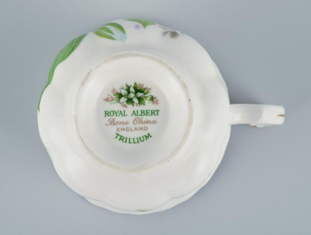 Royal Albert, England. Vier „Trillium“-Couchtische mit Untertassen und Tortentellern. im Angebot 1