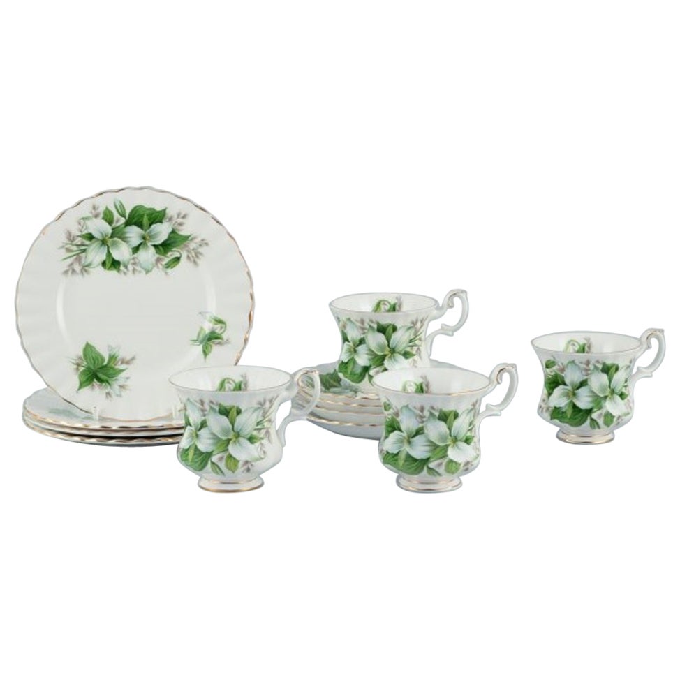 Royal Albert, Angleterre. Quatre tasses à café Trillium avec soucoupes et assiettes à gâteau en vente