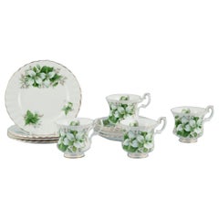 Royal Albert, England. Vier „Trillium“-Couchtische mit Untertassen und Tortentellern.