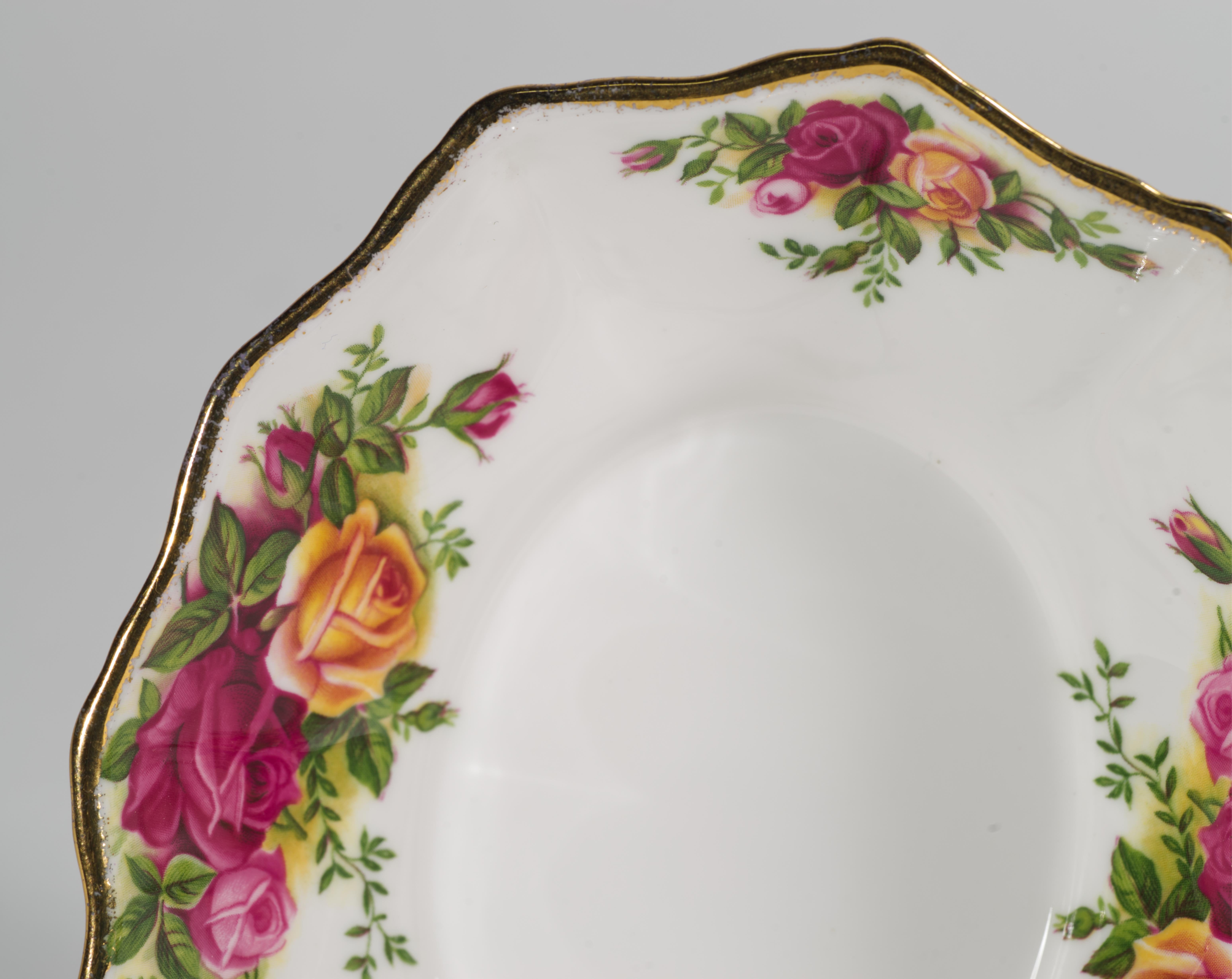 Juego de servir de porcelana de Royal Albert Inglaterra, Old Country Roses, 1974-1980 en venta 5