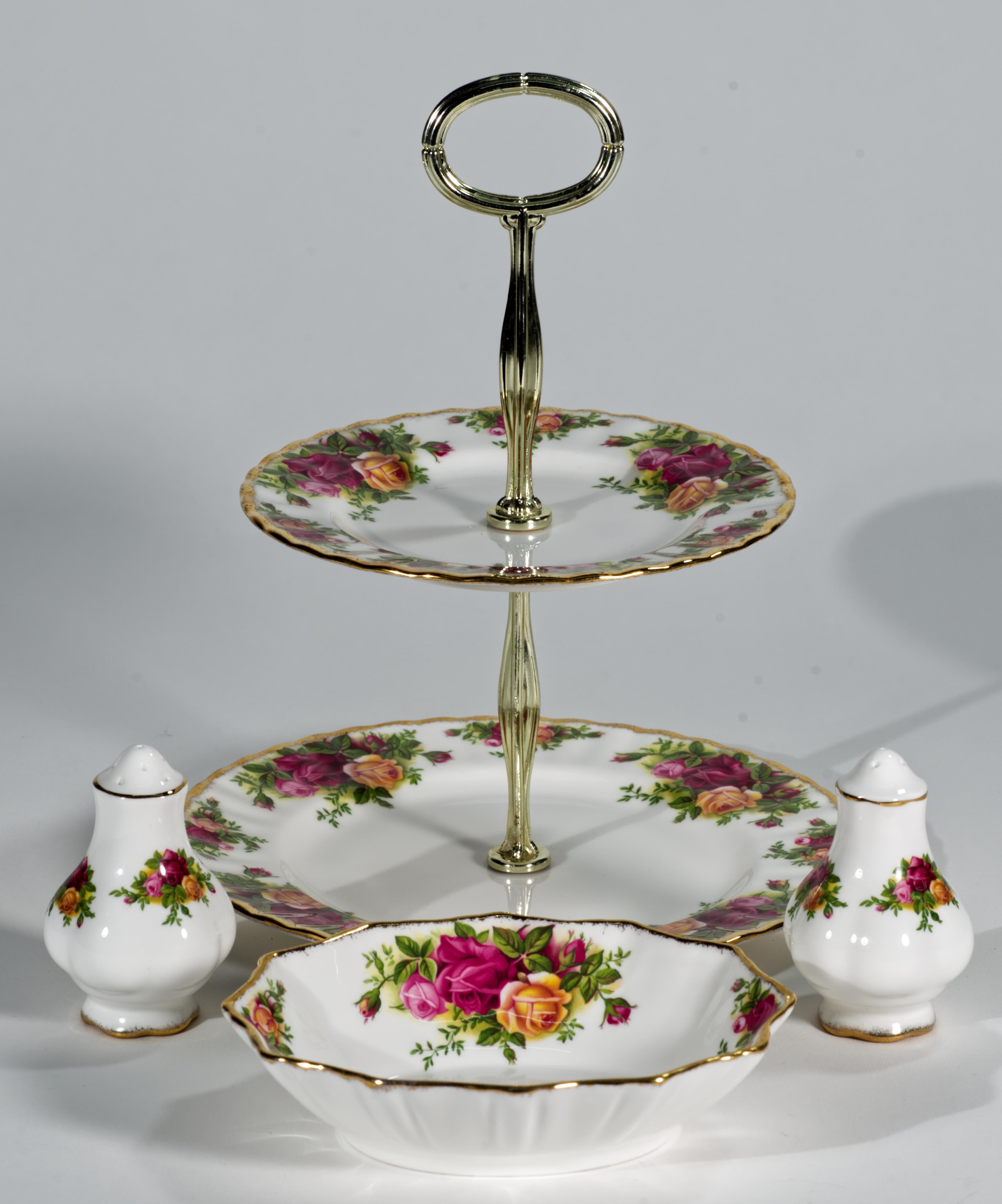  El juego de servir de época consta de un soporte de dos niveles para sándwiches o galletas, un cuenco para condimentos y un salero y pimentero. Las piezas de porcelana fina están decoradas con el motivo Old Country Roses.

La fuente y el cuenco