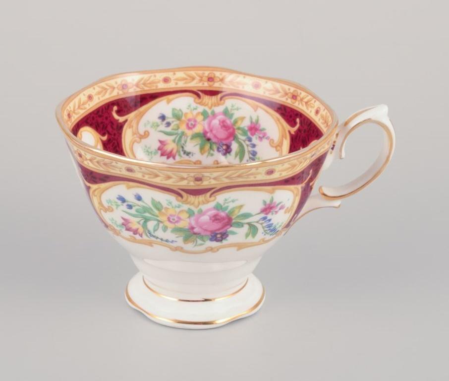 Royal Albert, England. Set von vier „Lady Hamilton“-Couchtischen mit Untertassen. (Britisch) im Angebot