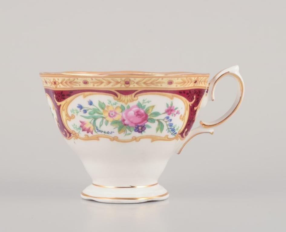 Royal Albert, England. Set von vier „Lady Hamilton“-Couchtischen mit Untertassen. im Zustand „Hervorragend“ im Angebot in København, Copenhagen