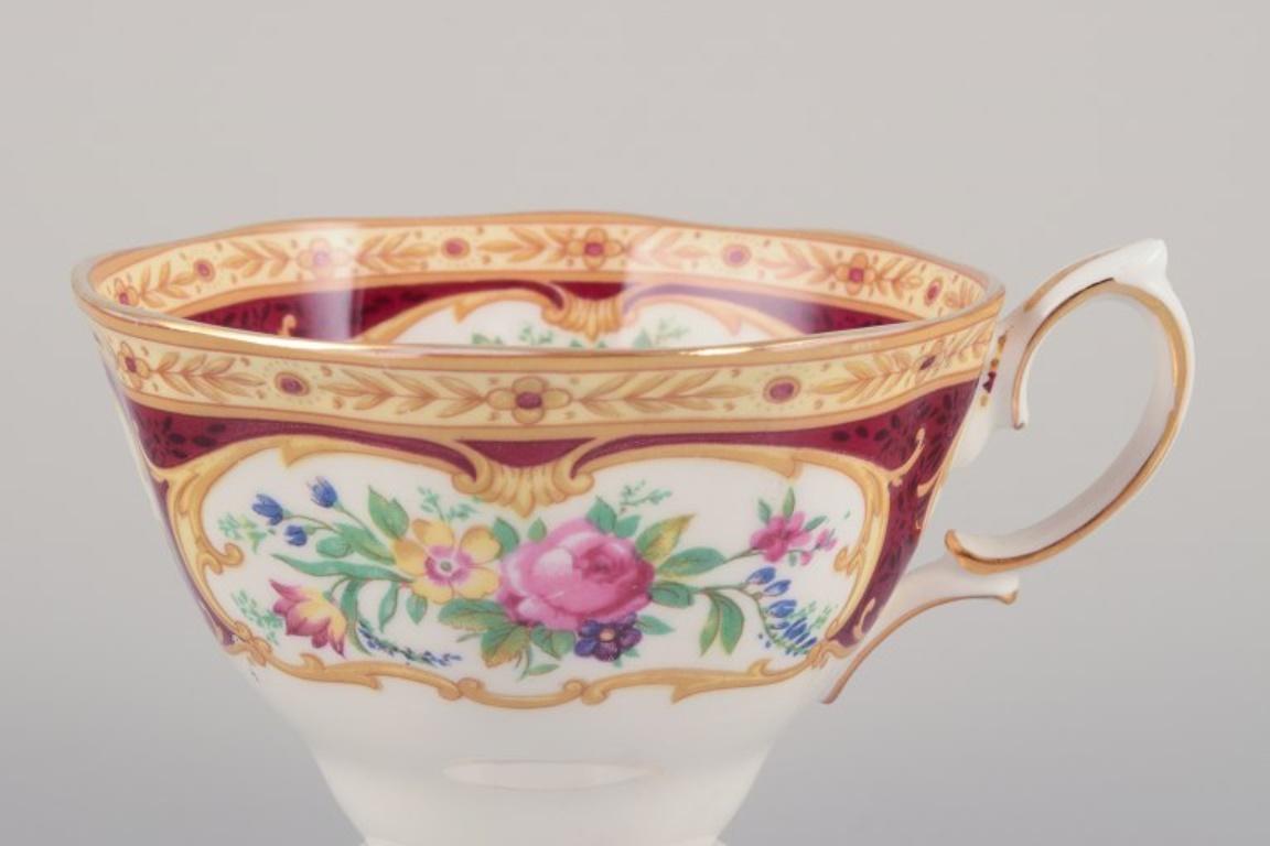 Royal Albert, England. Set von vier „Lady Hamilton“-Couchtischen mit Untertassen. (Mitte des 20. Jahrhunderts) im Angebot