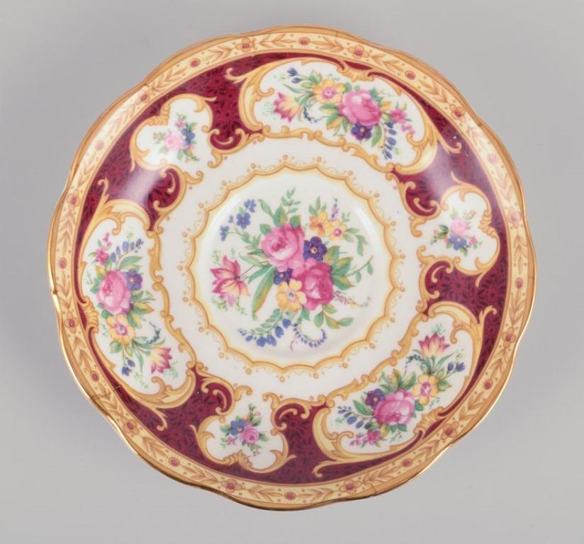 Royal Albert, England. Set von vier „Lady Hamilton“-Couchtischen mit Untertassen. (Porzellan) im Angebot