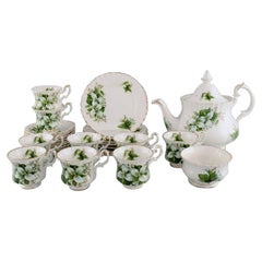 Vintage Royal Albert, England, Trillium Tea Service for Nine People in Porcelain