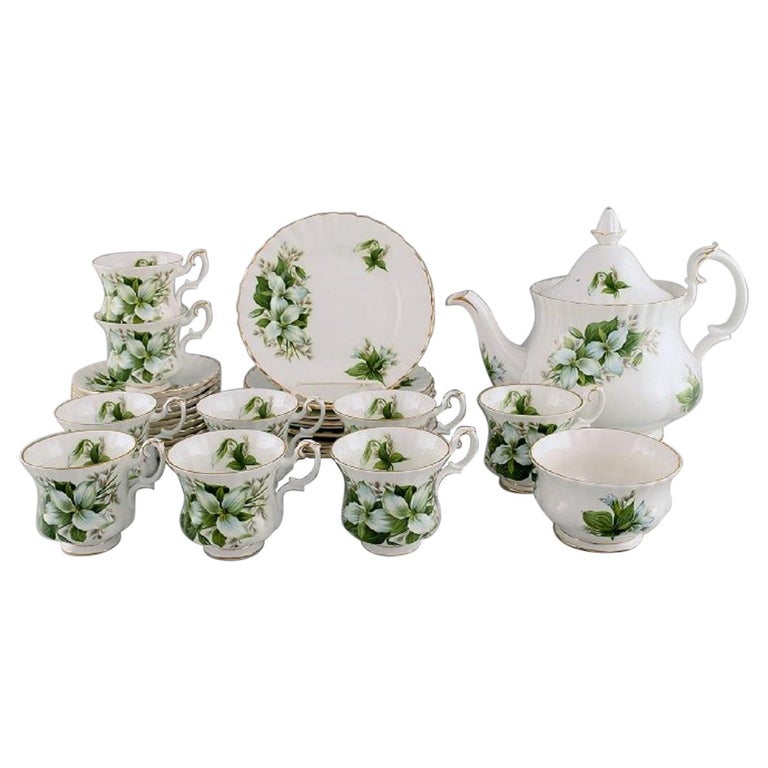Service à thé Trillium de Royal Albert, Angleterre, pour neuf personnes en  porcelaine sur 1stDibs