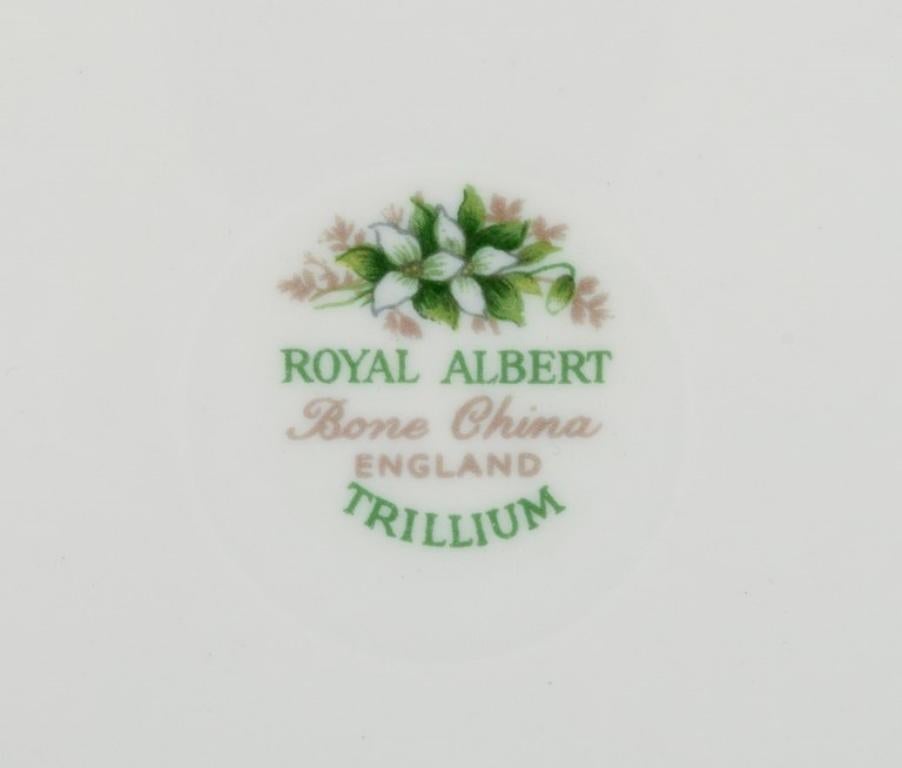 Royal Albert. Vier „Trillium“-Couchtische mit Untertassen, Tortentellern und Zuckerschalen. (Britisch) im Angebot