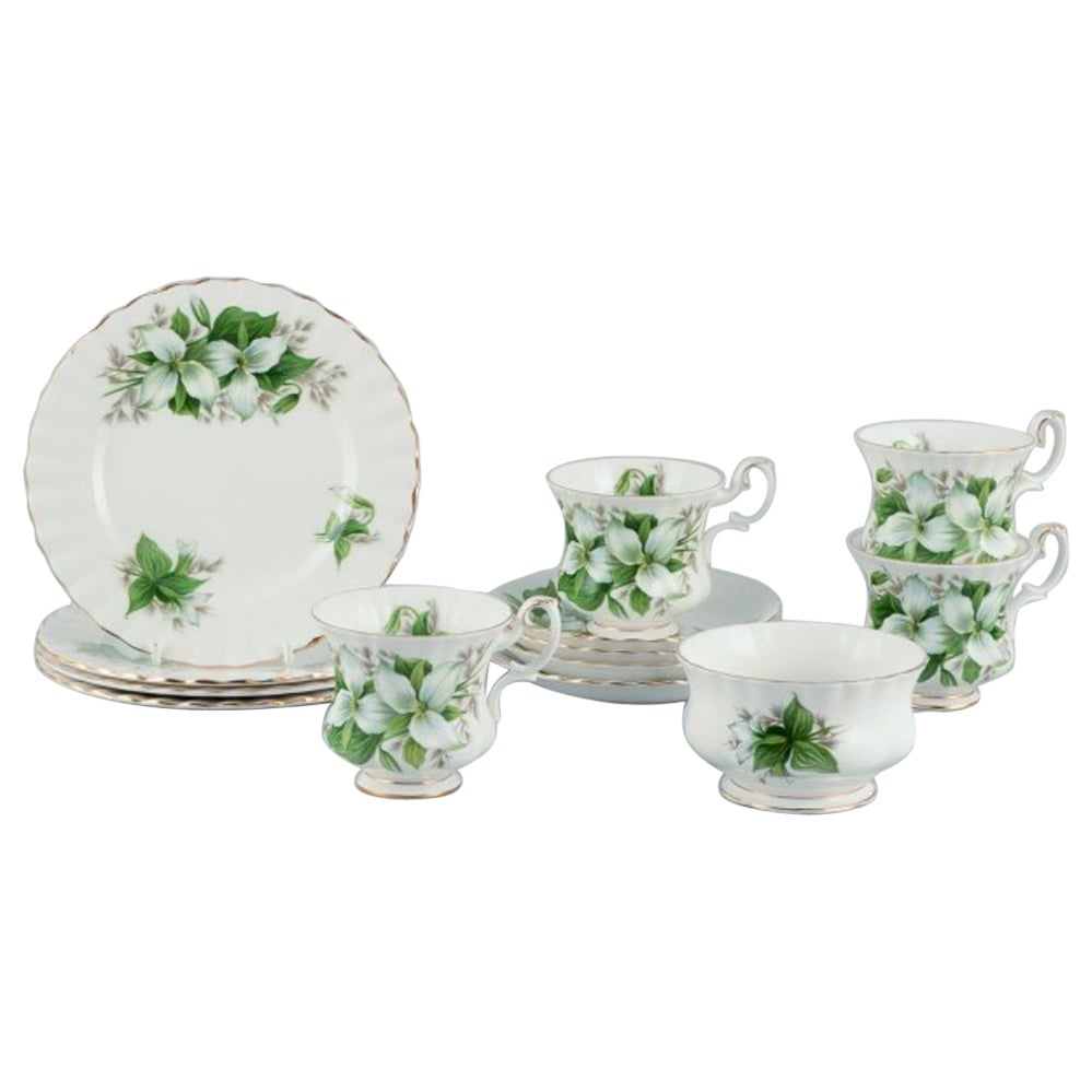 Royal Albert. Quatre tasses à café Trillium avec soucoupes, assiettes à gâteau, sucrier et bol à sucre