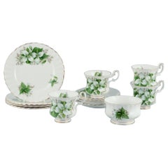 Royal Albert. Vier „Trillium“-Couchtische mit Untertassen, Tortentellern und Zuckerschalen.