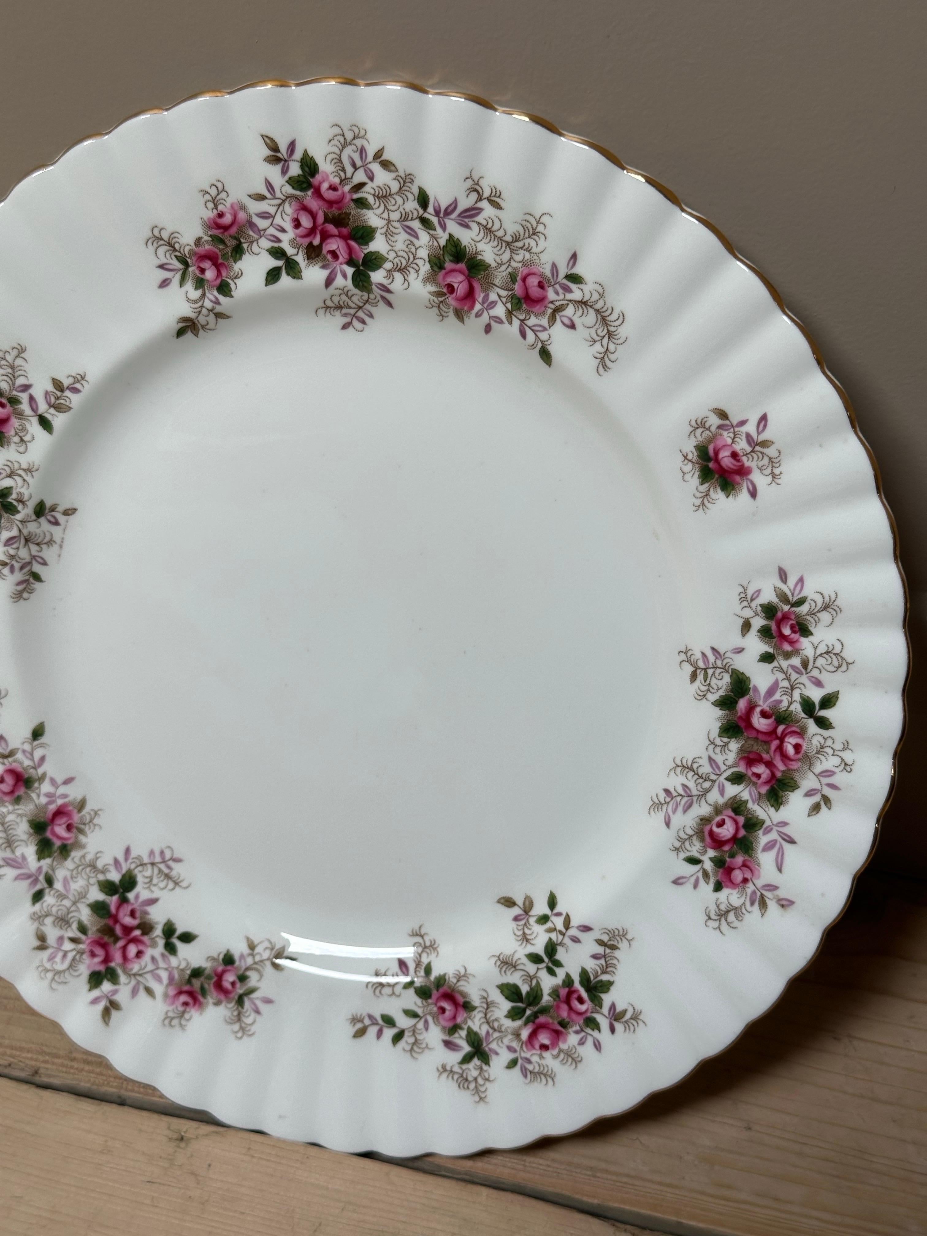Royal Albert, Lavendelrose Blumenrand Speiseteller, Goldrand, CIRCA 1960 im Zustand „Gut“ im Angebot in Worcester Park, GB