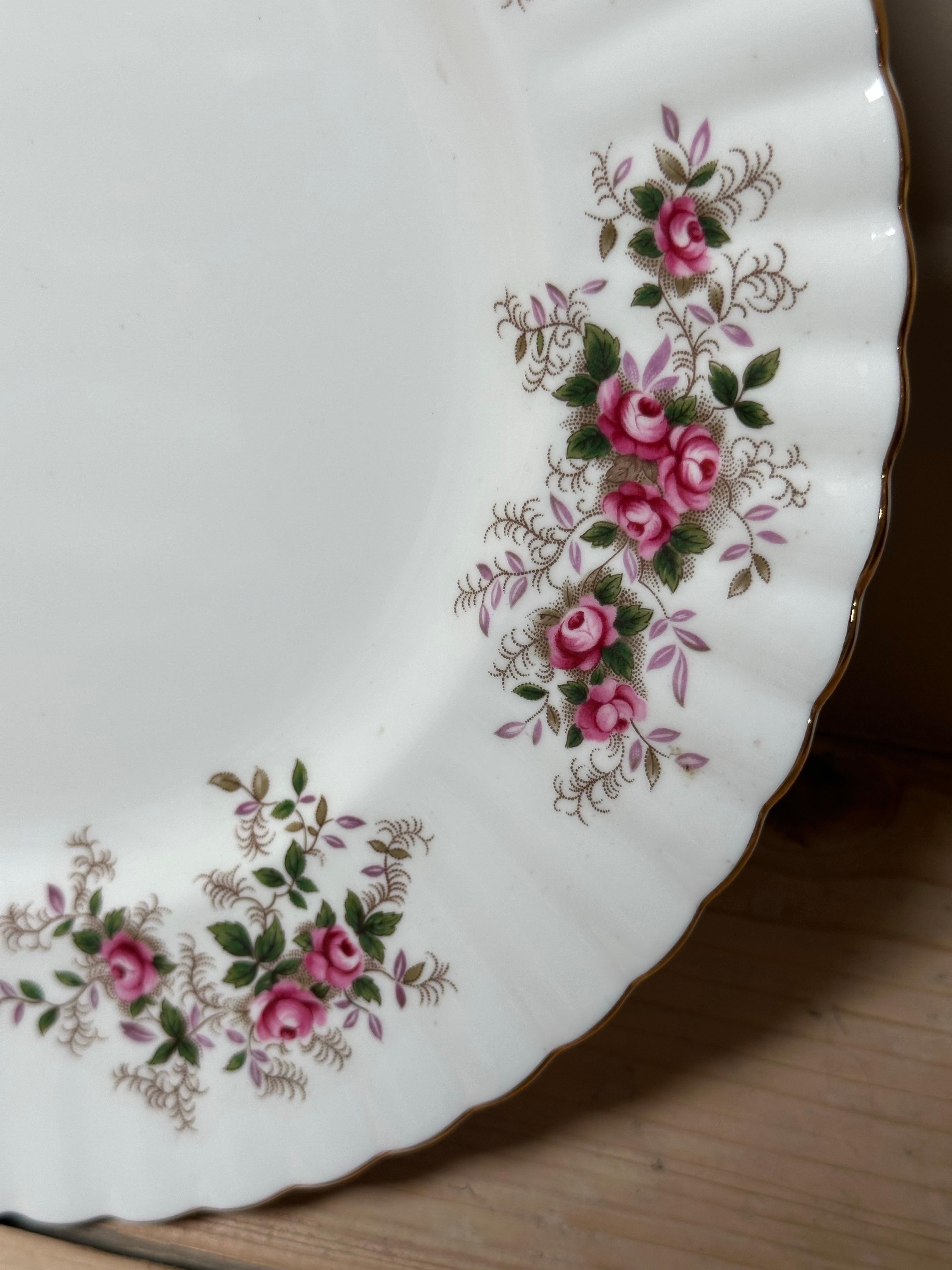 Royal Albert, Lavendelrose Blumenrand Speiseteller, Goldrand, CIRCA 1960 (Mitte des 20. Jahrhunderts) im Angebot