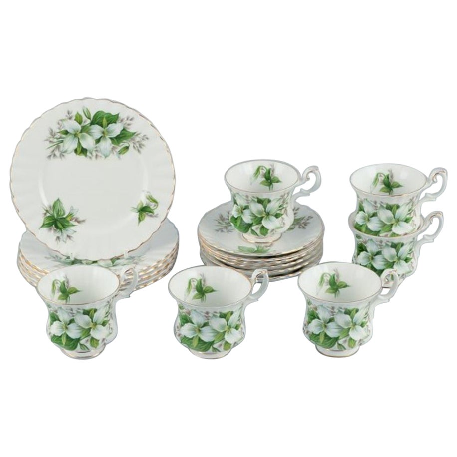Royal Albert. Six tasses à café Trillium avec soucoupes et assiettes à gâteau