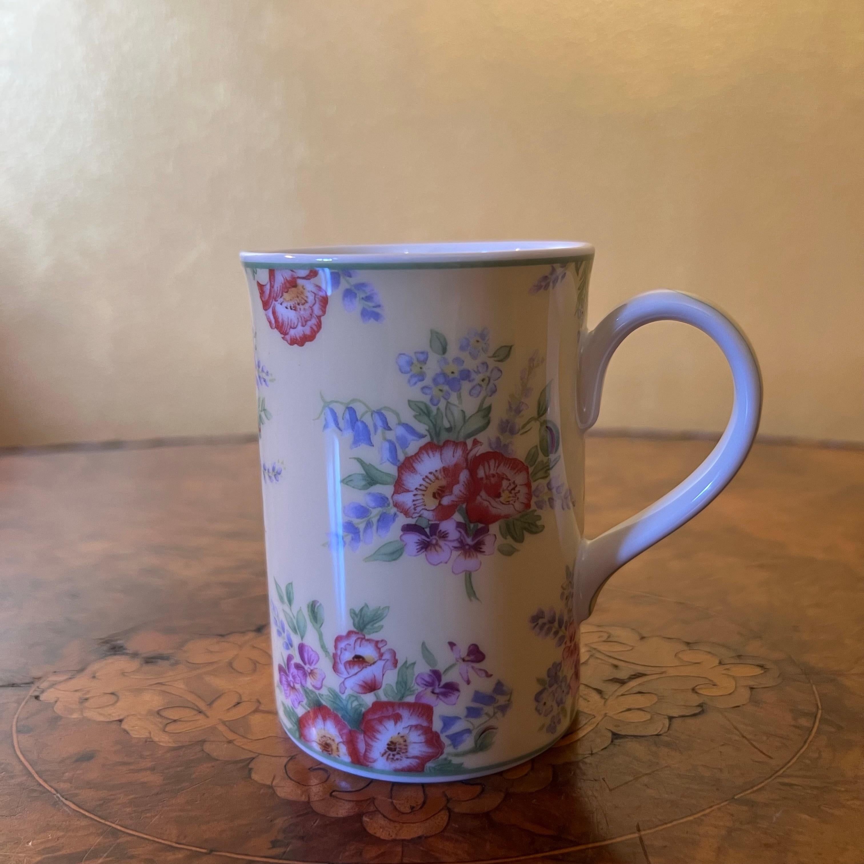 Descripción: Fondo amarillo con estampado floral, parte de la Royal Albert The Brontë Collection Jane 

Circa: 2002

Material: Porcelana 

País de origen: Inglaterra  

Medidas: 10 cm de alto, 10 cm de largo, 7 cm de ancho 

Todos los envíos