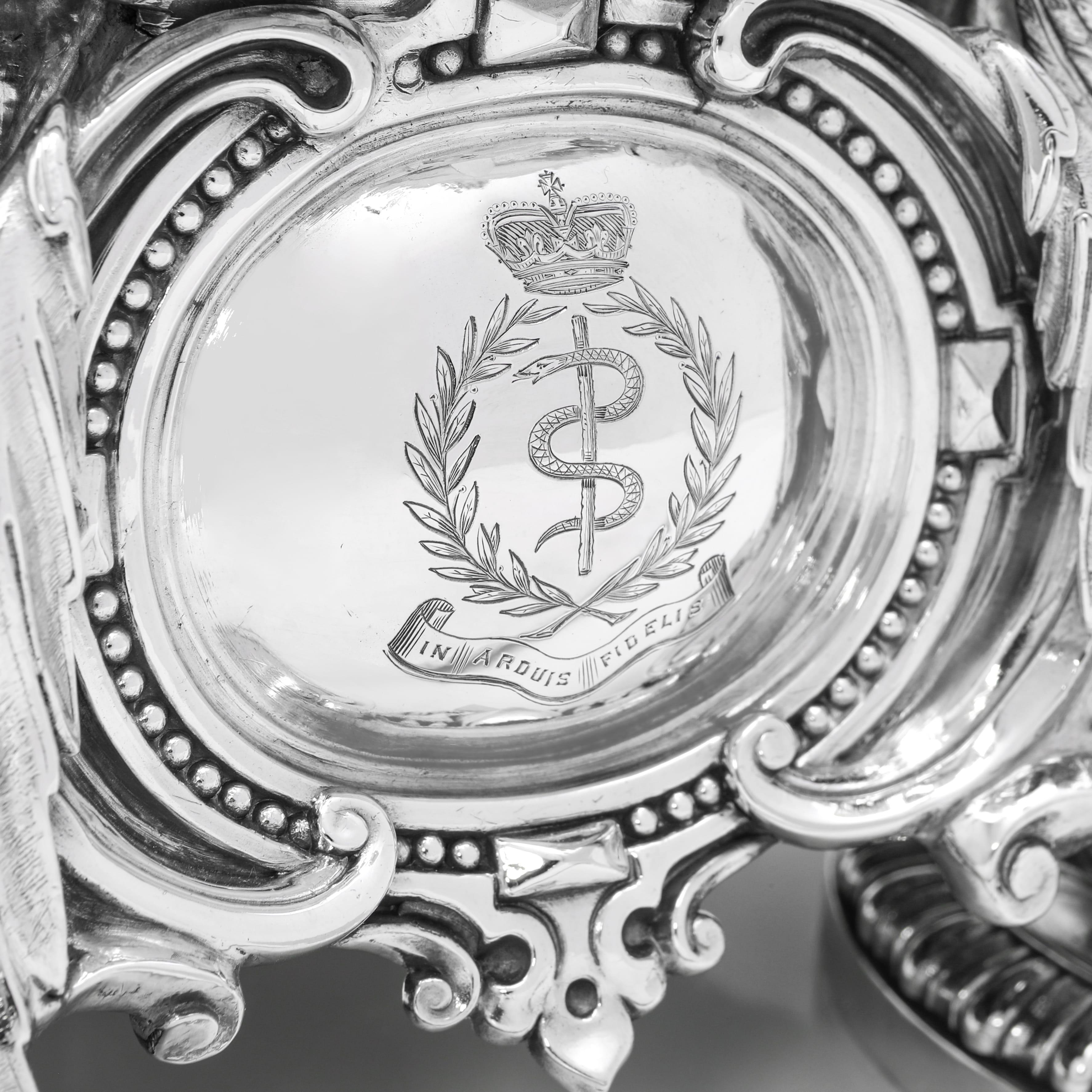 Candélabre de l'armée royale médicale fabriqué en 1855 par Elkington & Mason en vente 3