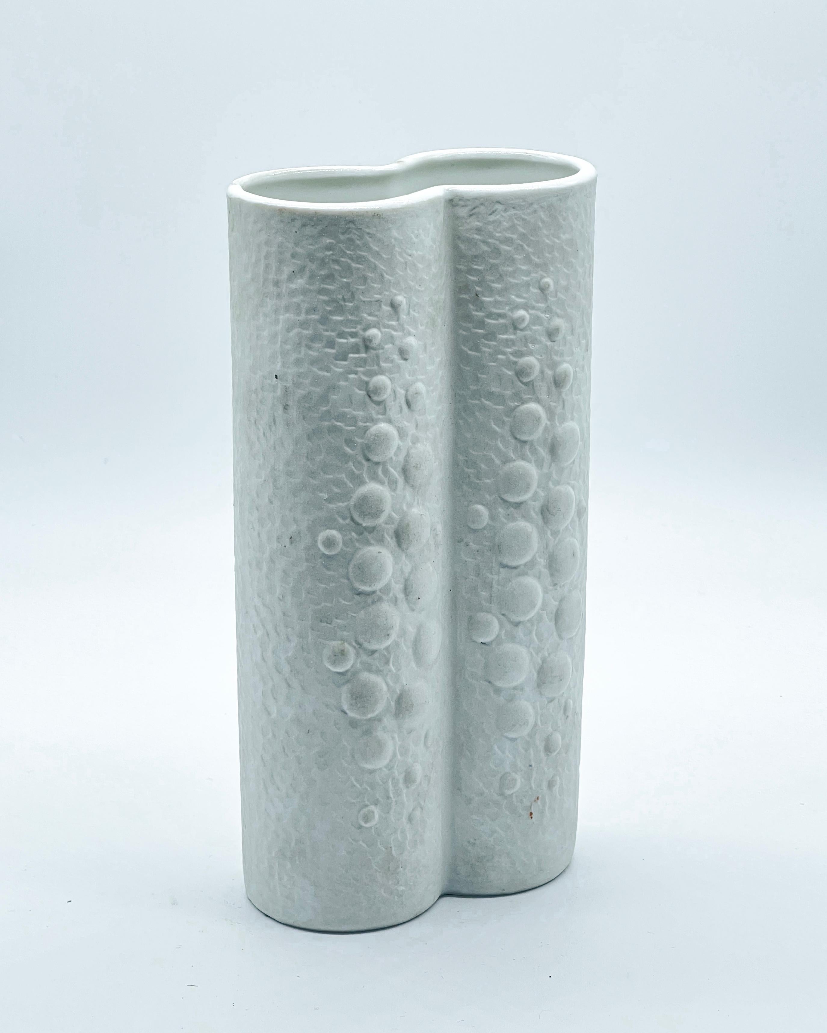Weiße Porzellanvase - Feine Keramikvase - Dekorative handgefertigte Vase

Schöne Vintage-Vase aus weißem Porzellan, handgefertigt und signiert 