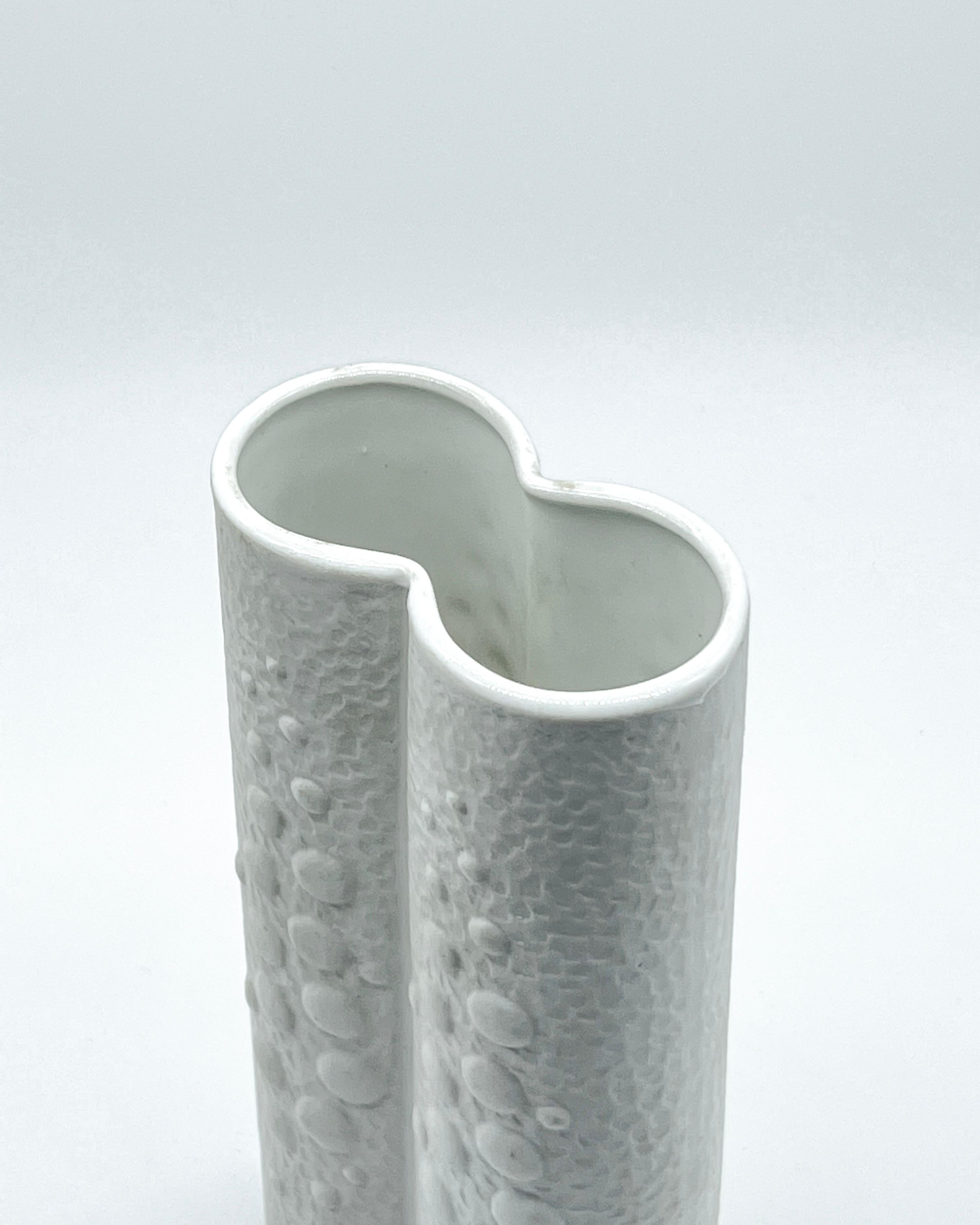 Royal Bavaria-Vase aus weißem Porzellan mit Reliefdekorationsmuster, Sammlerstück (Moderne der Mitte des Jahrhunderts) im Angebot