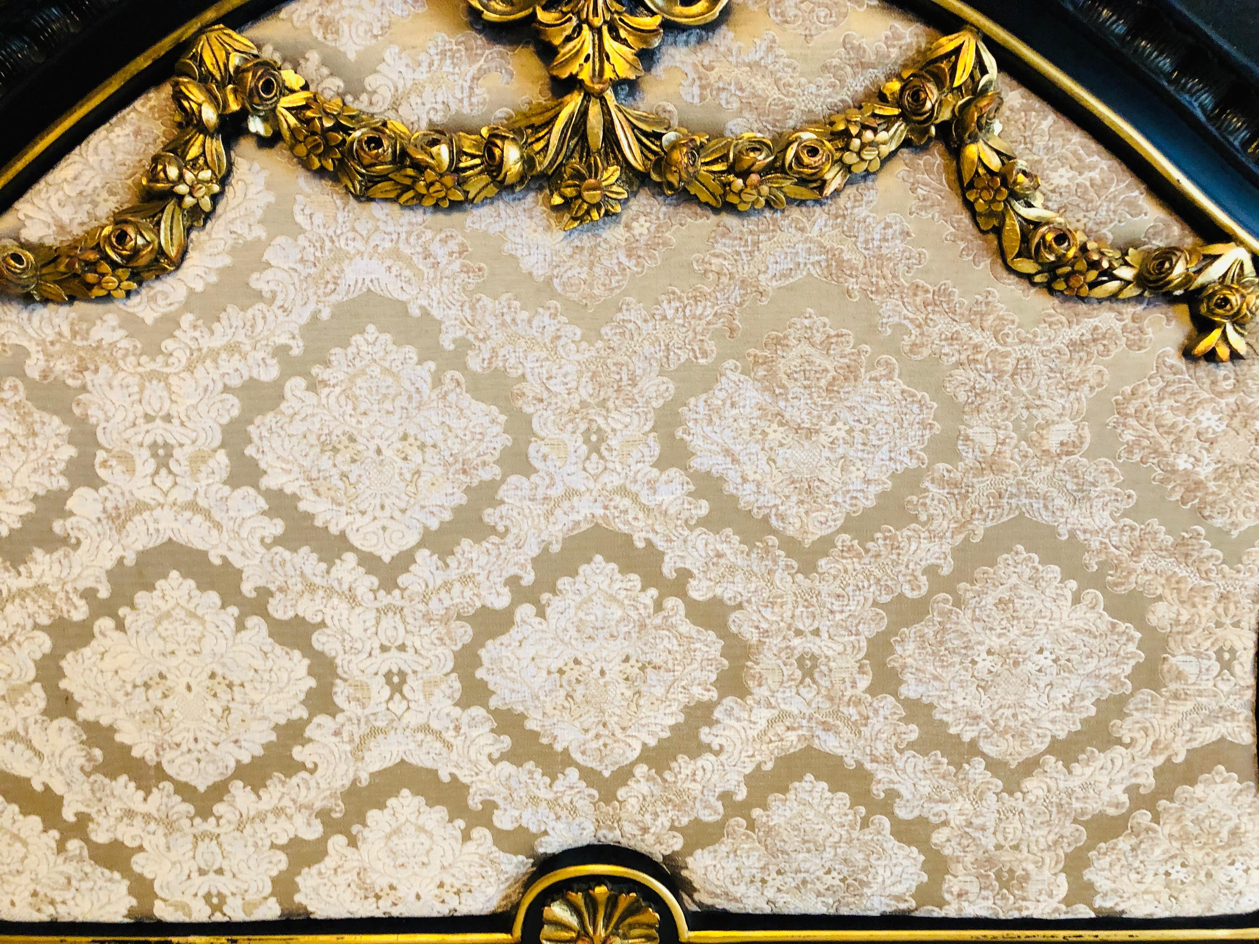 Königliches Bett im antiken Louis-XV-Stil aus handgeschnitzter Buche im Angebot 6