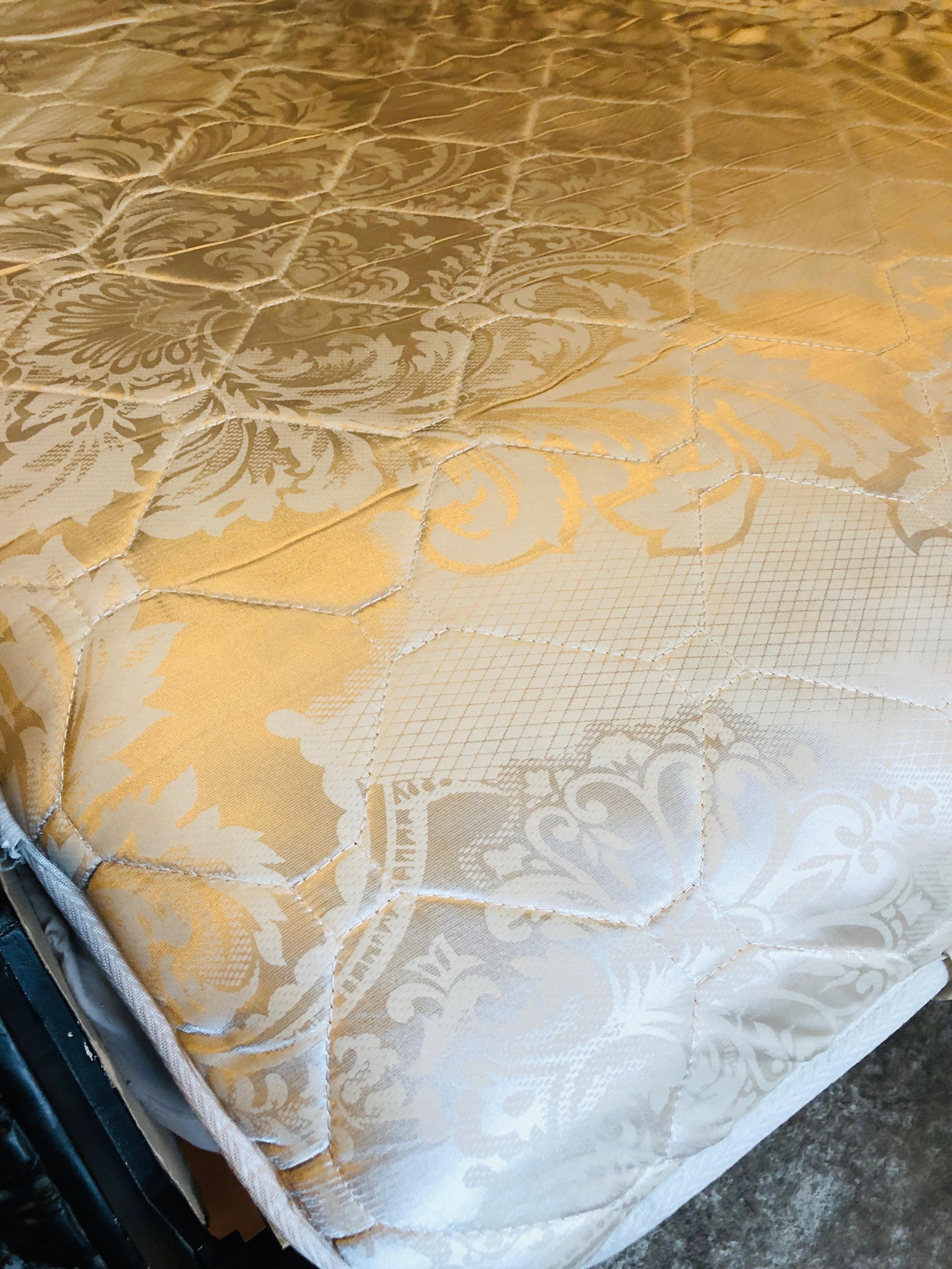 Königliches Bett im antiken Louis-XV-Stil aus handgeschnitzter Buche im Angebot 8