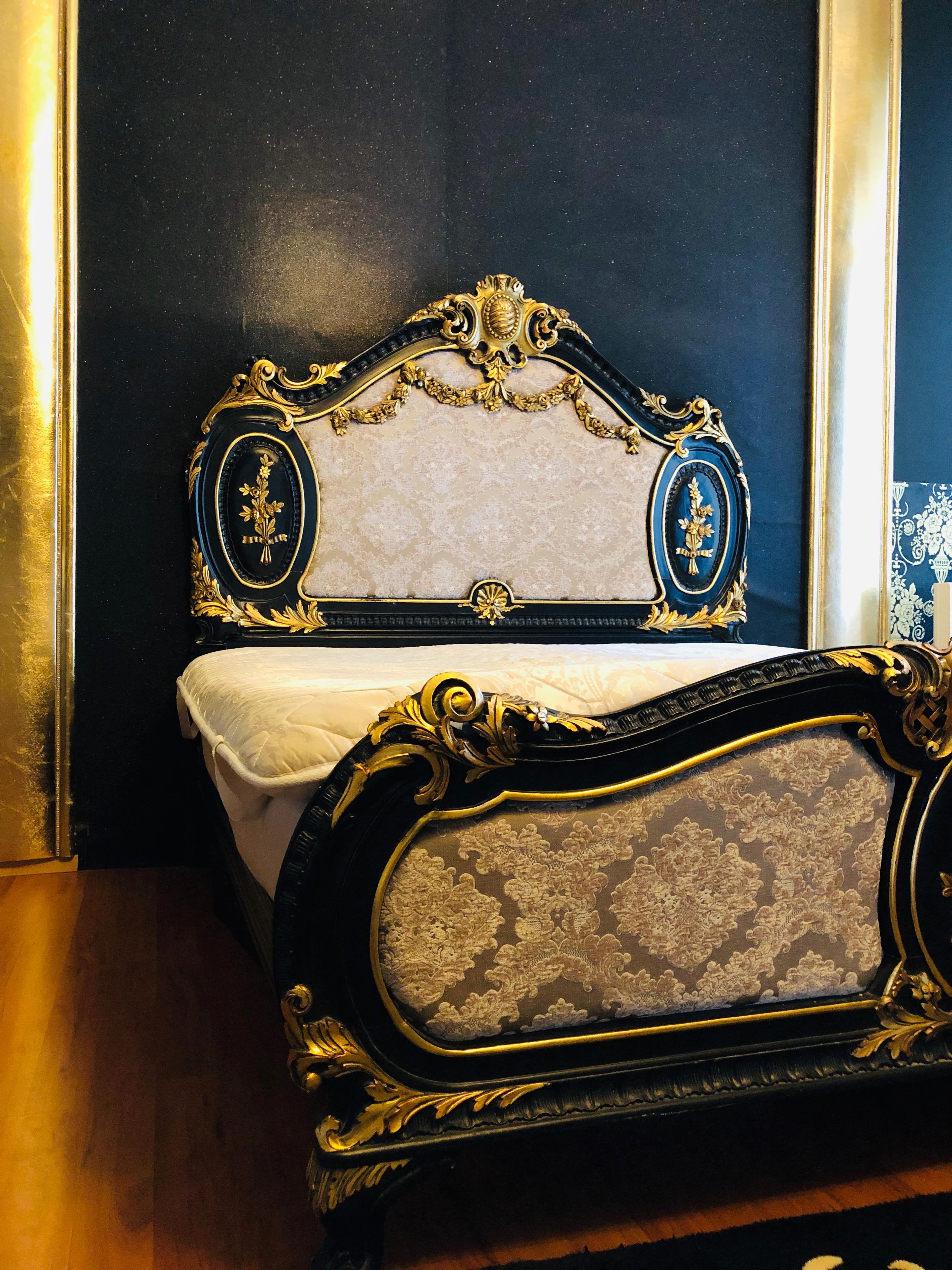 Königliches Bett im antiken Louis-XV-Stil aus handgeschnitzter Buche im Angebot 12