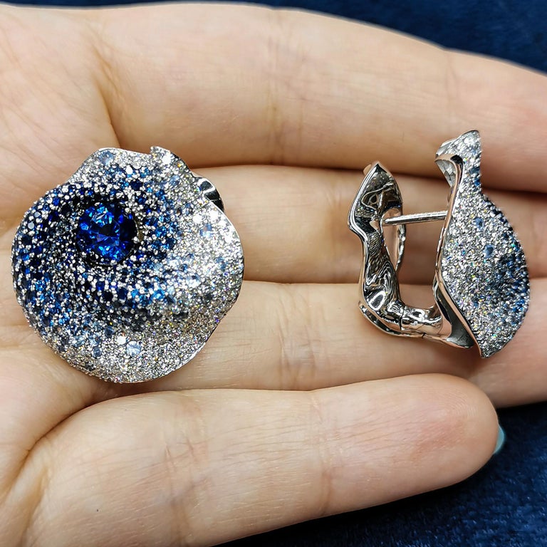 Royal Blue 2.70 Carat Sapphires Diamonds 18 Karat White Gold Earrings In New Condition For Sale In Bangkok, TH