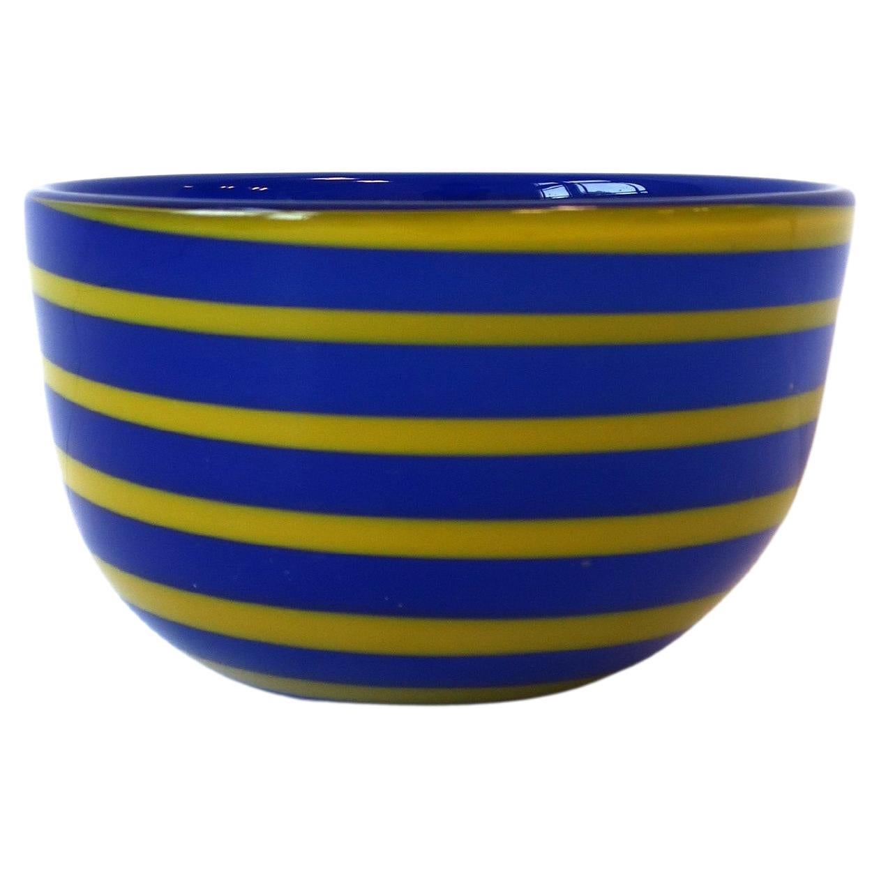 Cuenco posmoderno de vidrio artístico azul y amarillo, 1995