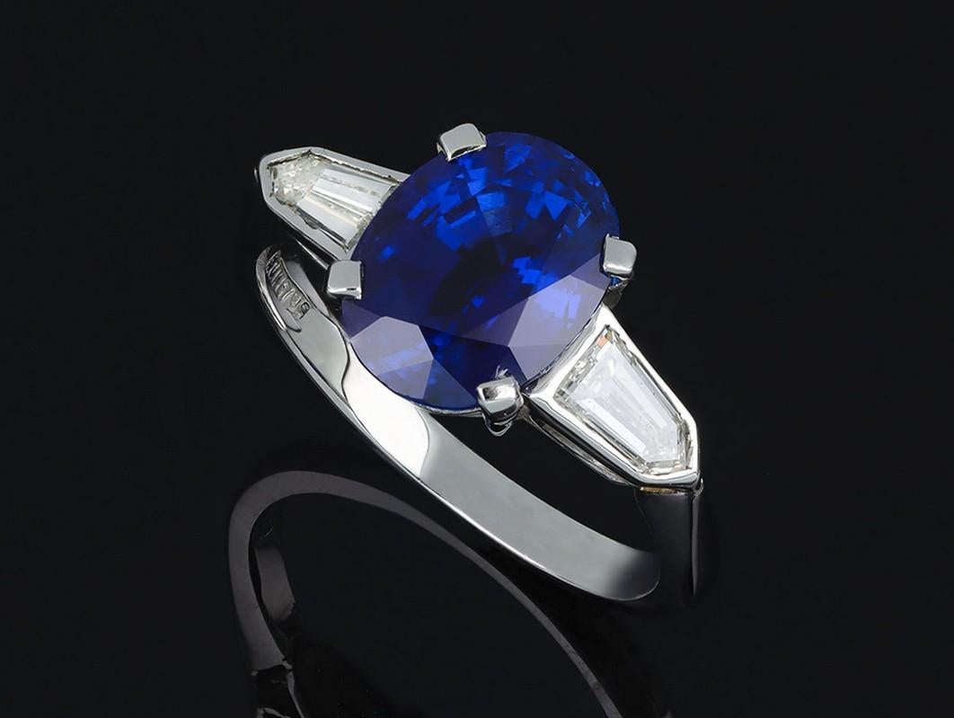 Women's Royal Blue Burmese sapphire and diamond ring, circa 1950. For Sale