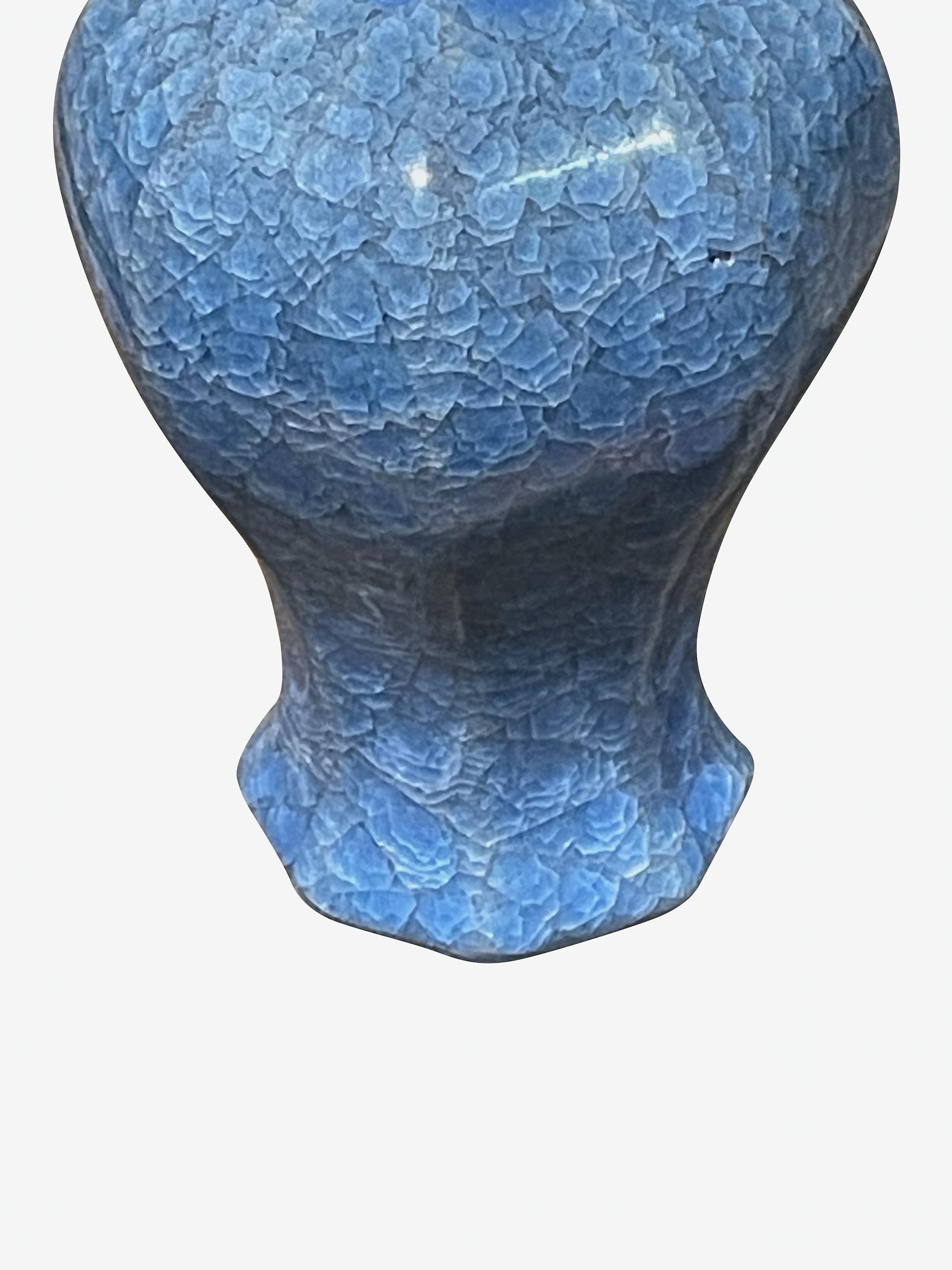 Jarrón chino contemporáneo de color azul real con vidriado craquelado.
Forma parte de una gran colección de diversas formas y tamaños.
Forma octogonal con pequeña abertura de pico