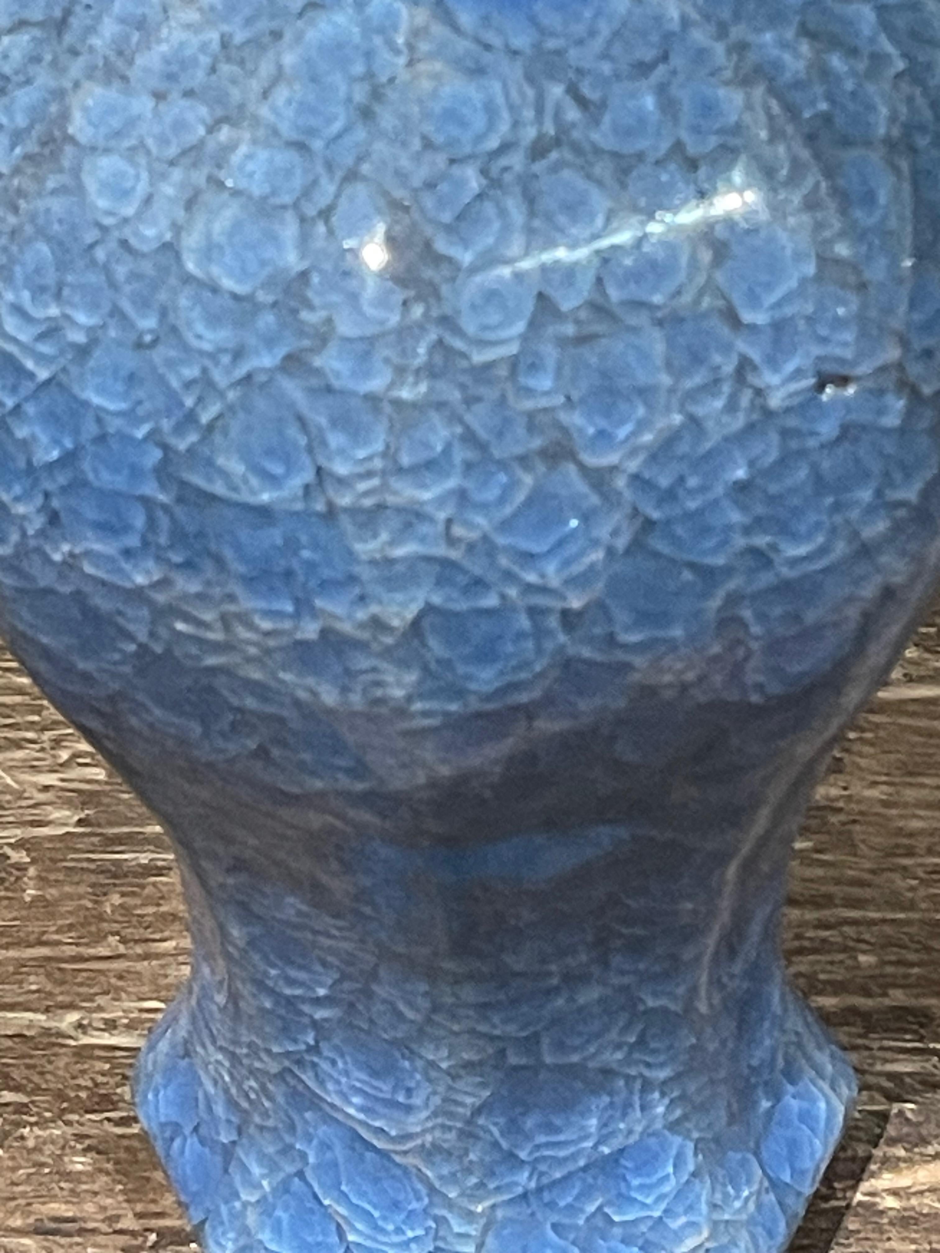 Jarrón de forma octogonal con esmalte craquelado azul real, China, Contemporáneo Cerámico en venta