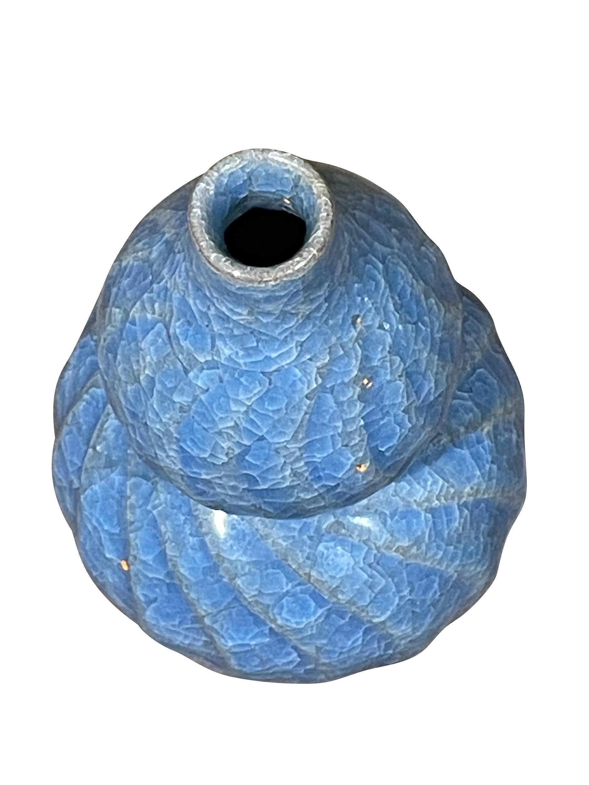 Cinese Vaso a forma di zucca a coste con smaltatura a crepe blu reale, Cina, Contemporaneo in vendita