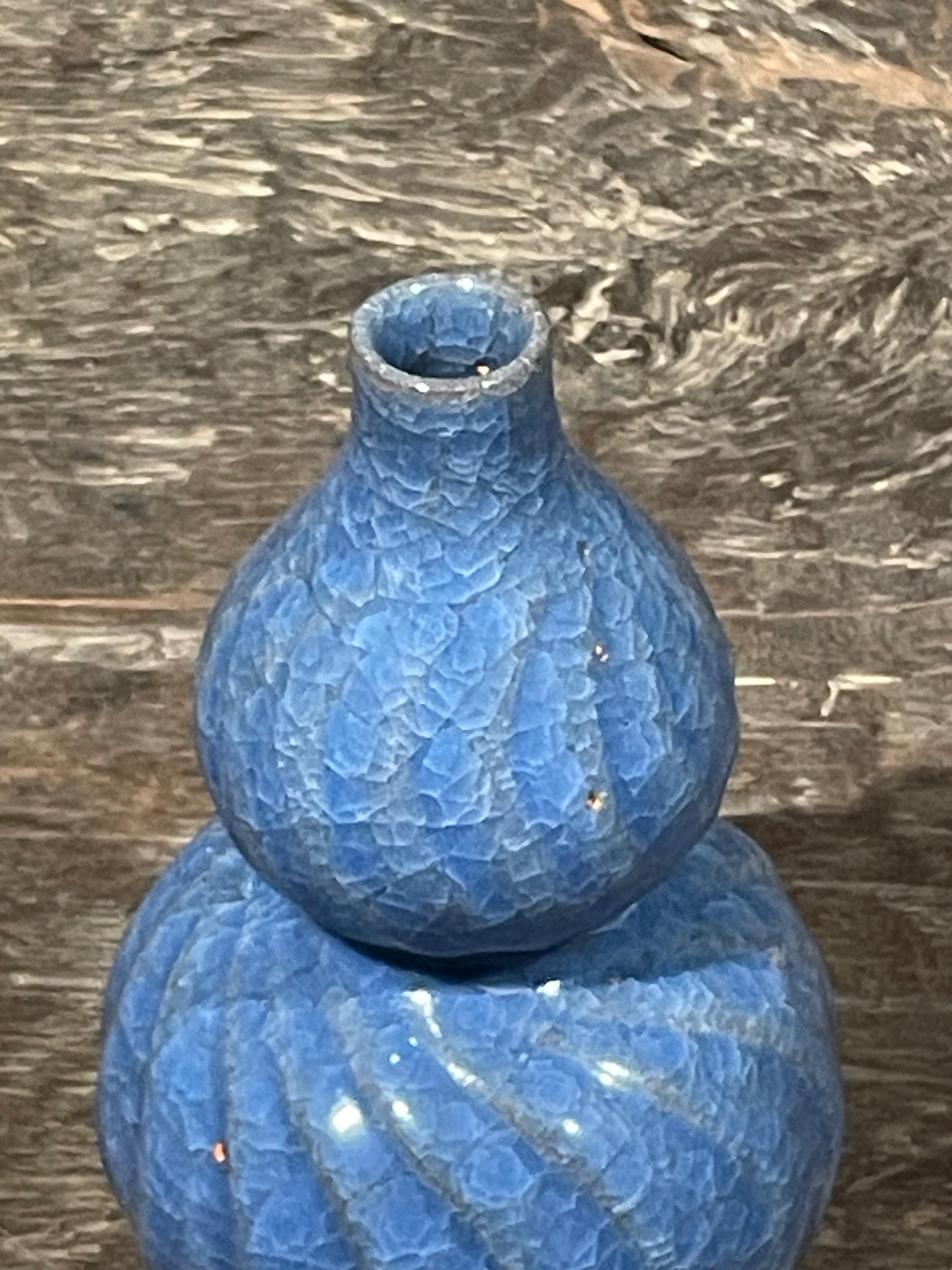Vaso a forma di zucca a coste con smaltatura a crepe blu reale, Cina, Contemporaneo In condizioni Nuovo in vendita a New York, NY