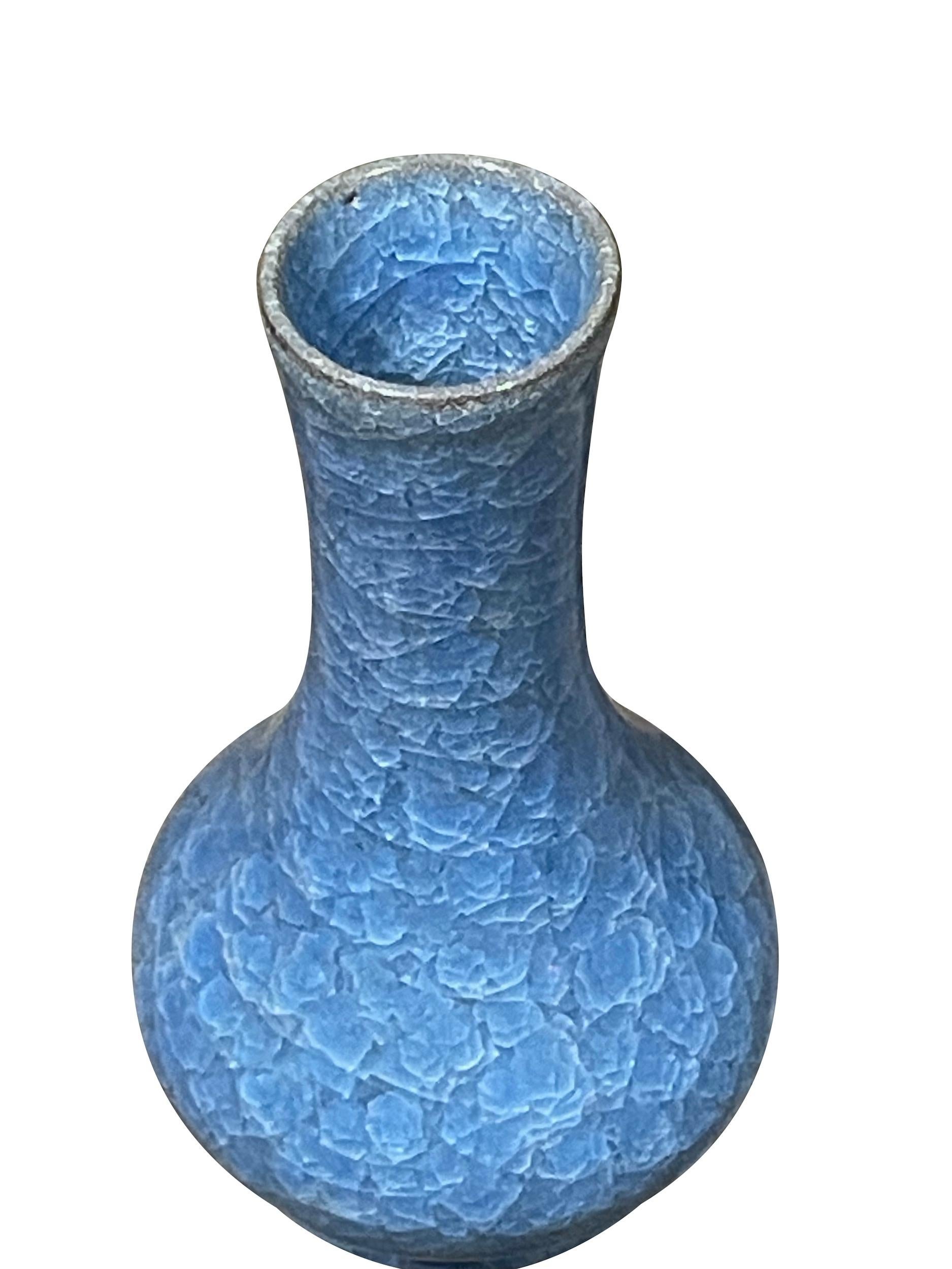Vaso cinese contemporaneo di colore blu reale con smalto crepla.
Fa parte di un'ampia collezione di varie forme e dimensioni.
Forma liscia a collo d'imbuto.