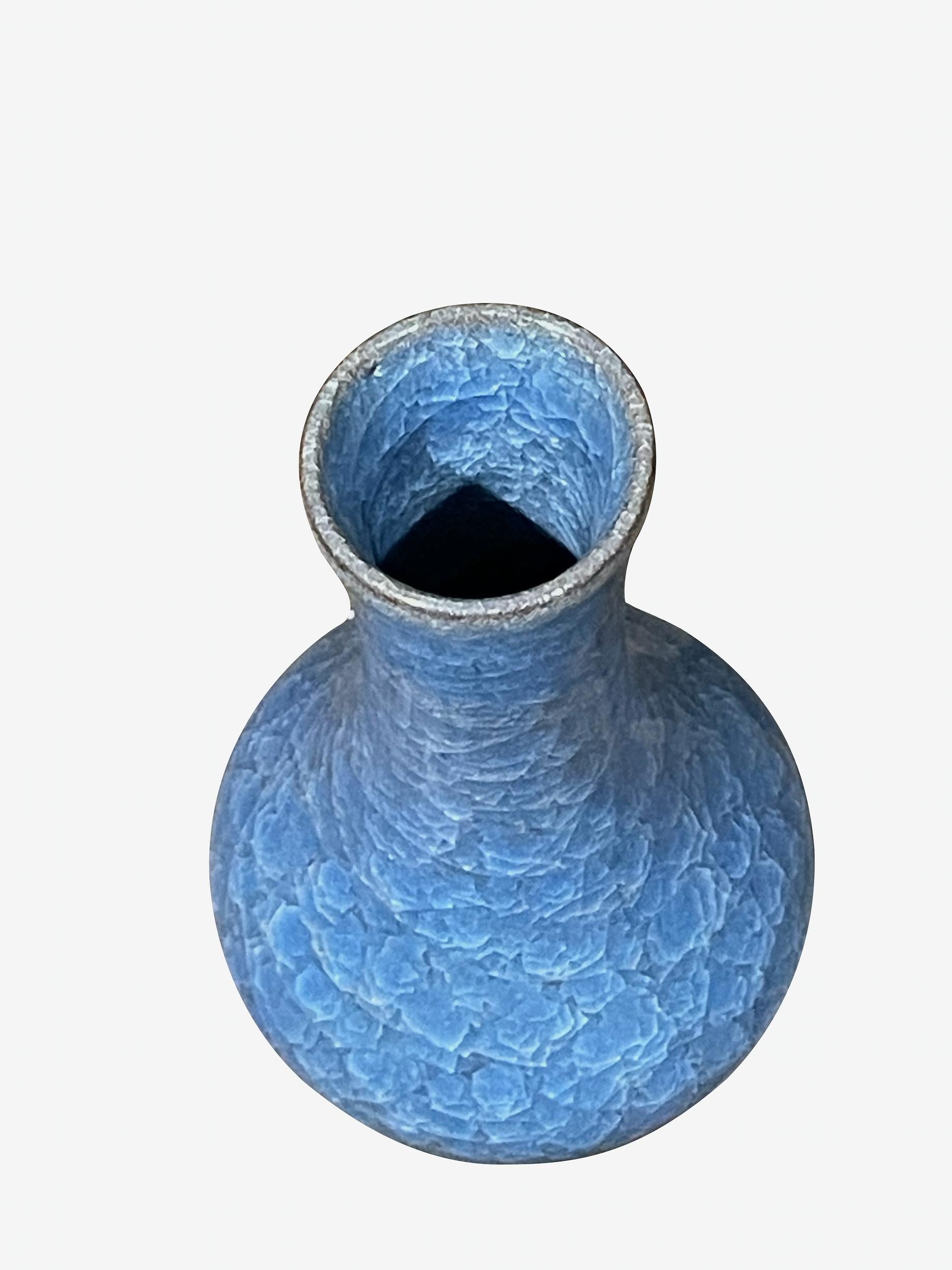 Cinese Vaso a forma di collo d'imbuto liscio con smalto craquelé blu reale, Cina, Contemporaneo in vendita