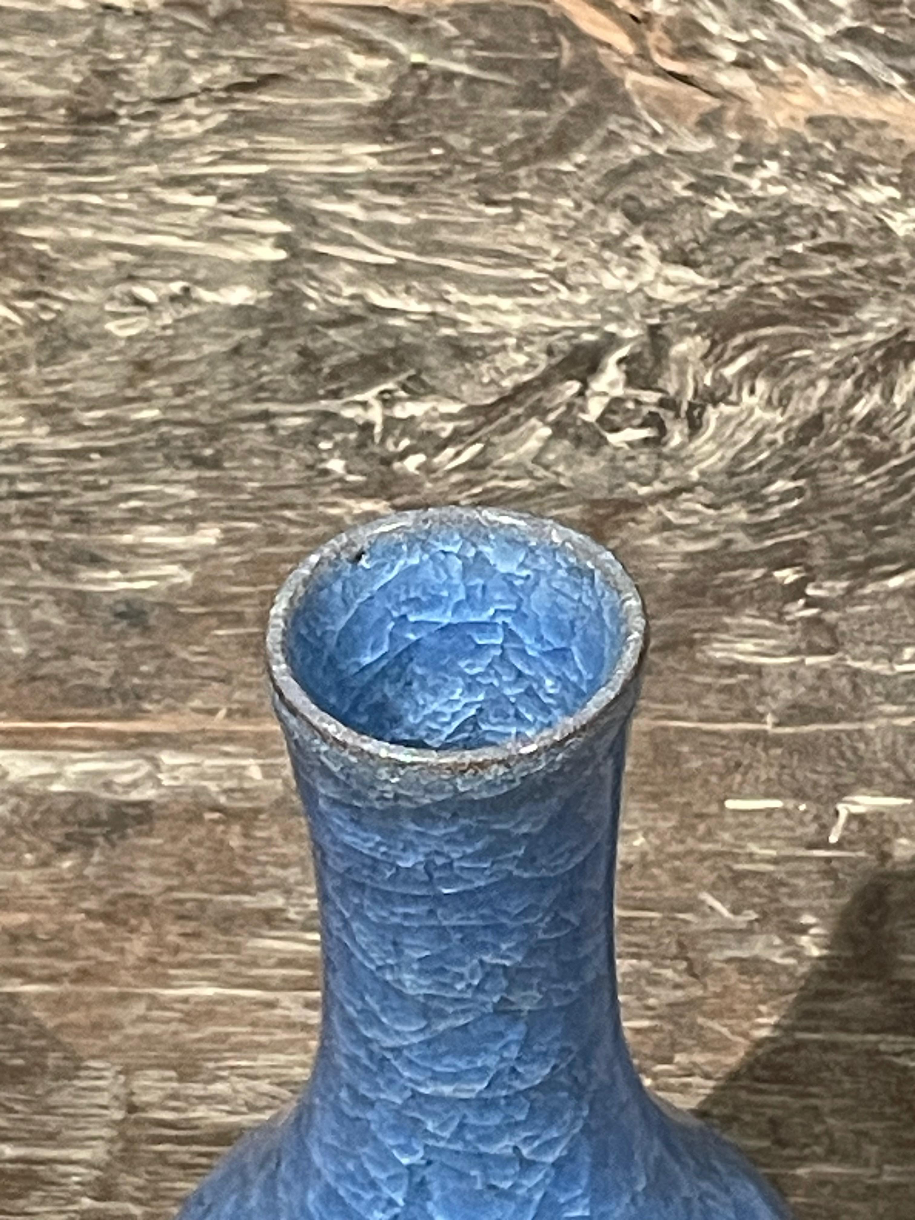 Vaso a forma di collo d'imbuto liscio con smalto craquelé blu reale, Cina, Contemporaneo In condizioni Nuovo in vendita a New York, NY