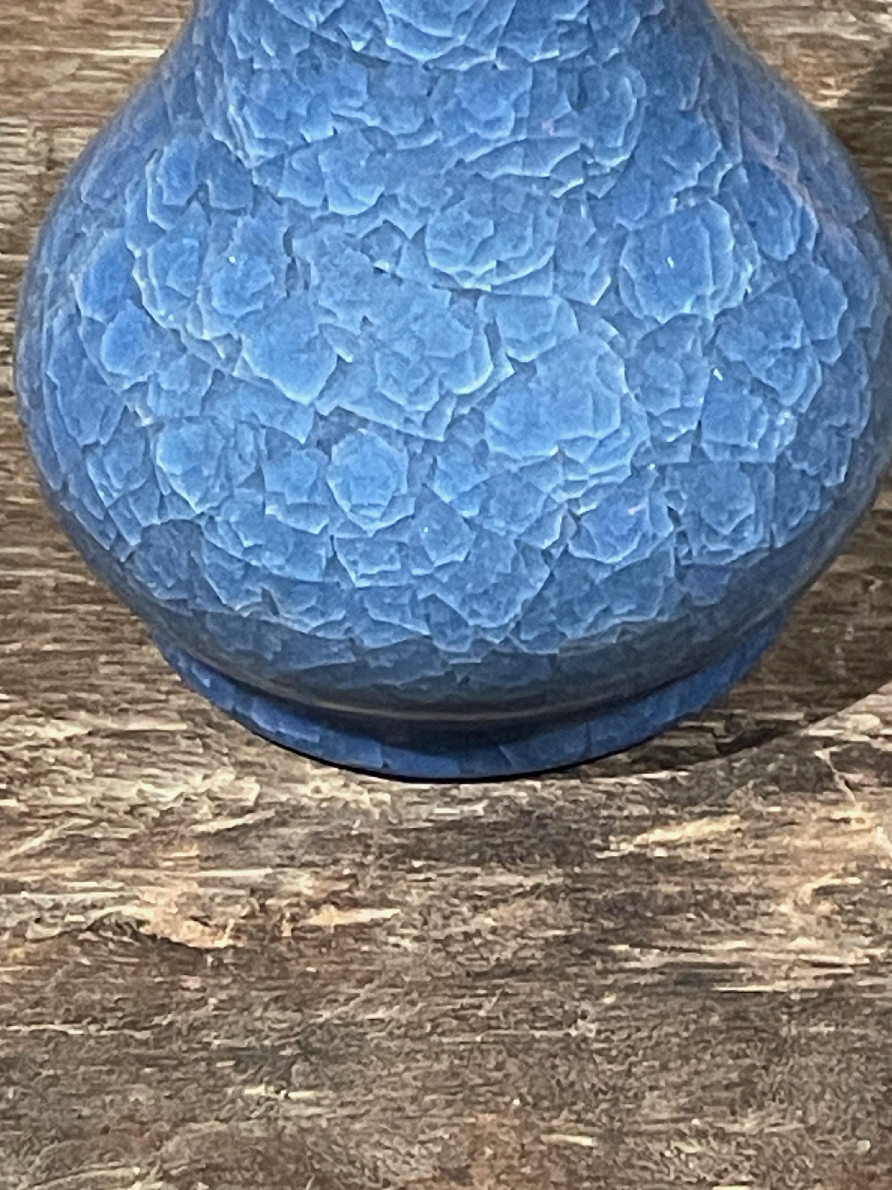 XXI secolo e contemporaneo Vaso a forma di collo d'imbuto liscio con smalto craquelé blu reale, Cina, Contemporaneo in vendita
